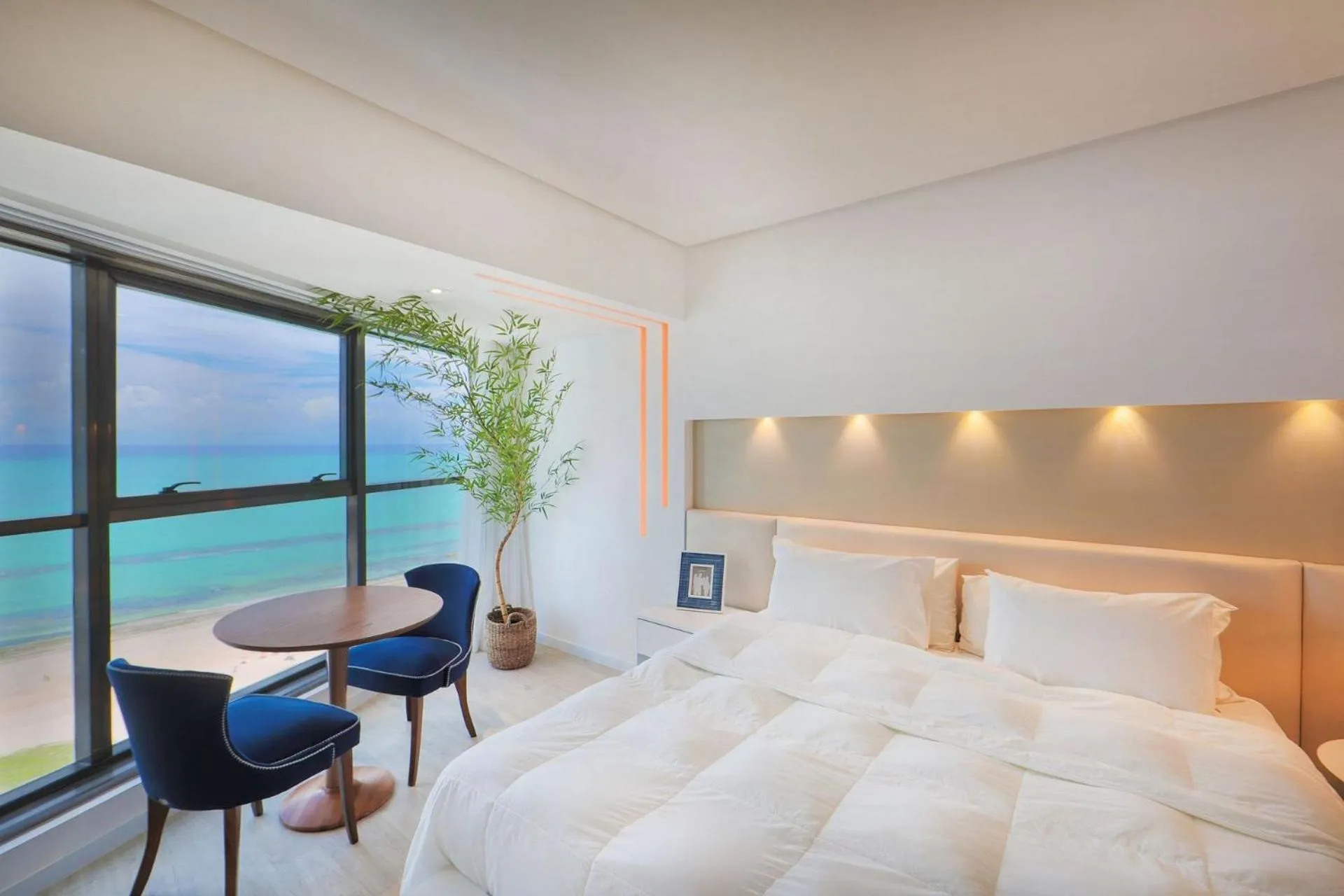 Sea view, Bed in HY BEACH FLATS - INTERNATIONAL