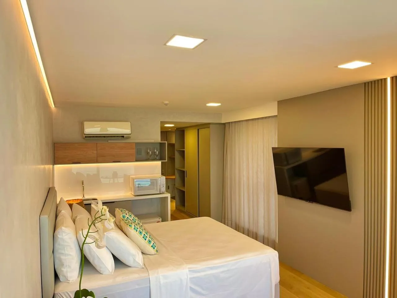 Bed in HY BEACH FLATS - INTERNATIONAL