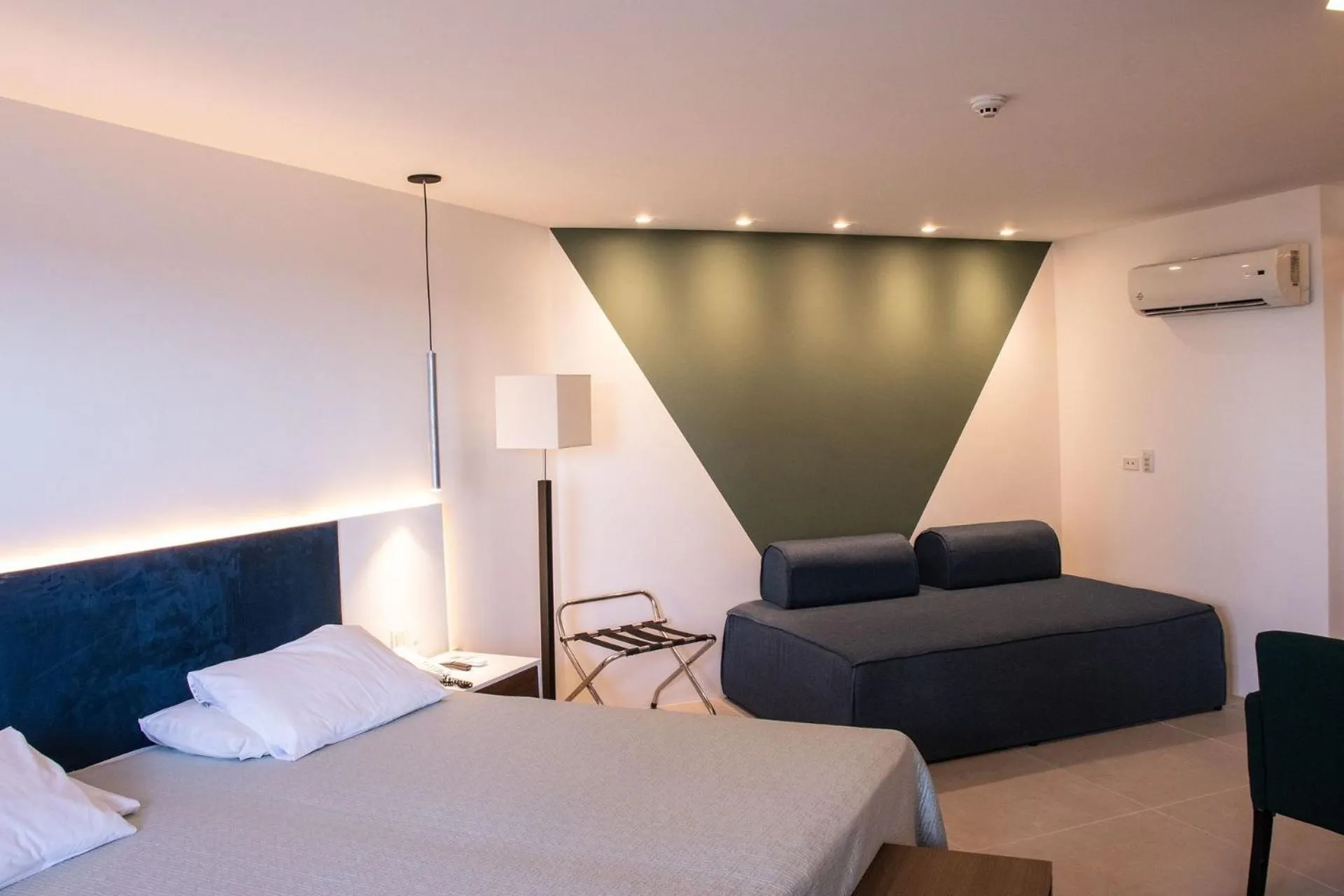 Bedroom, Bed in HY BEACH FLATS - INTERNATIONAL