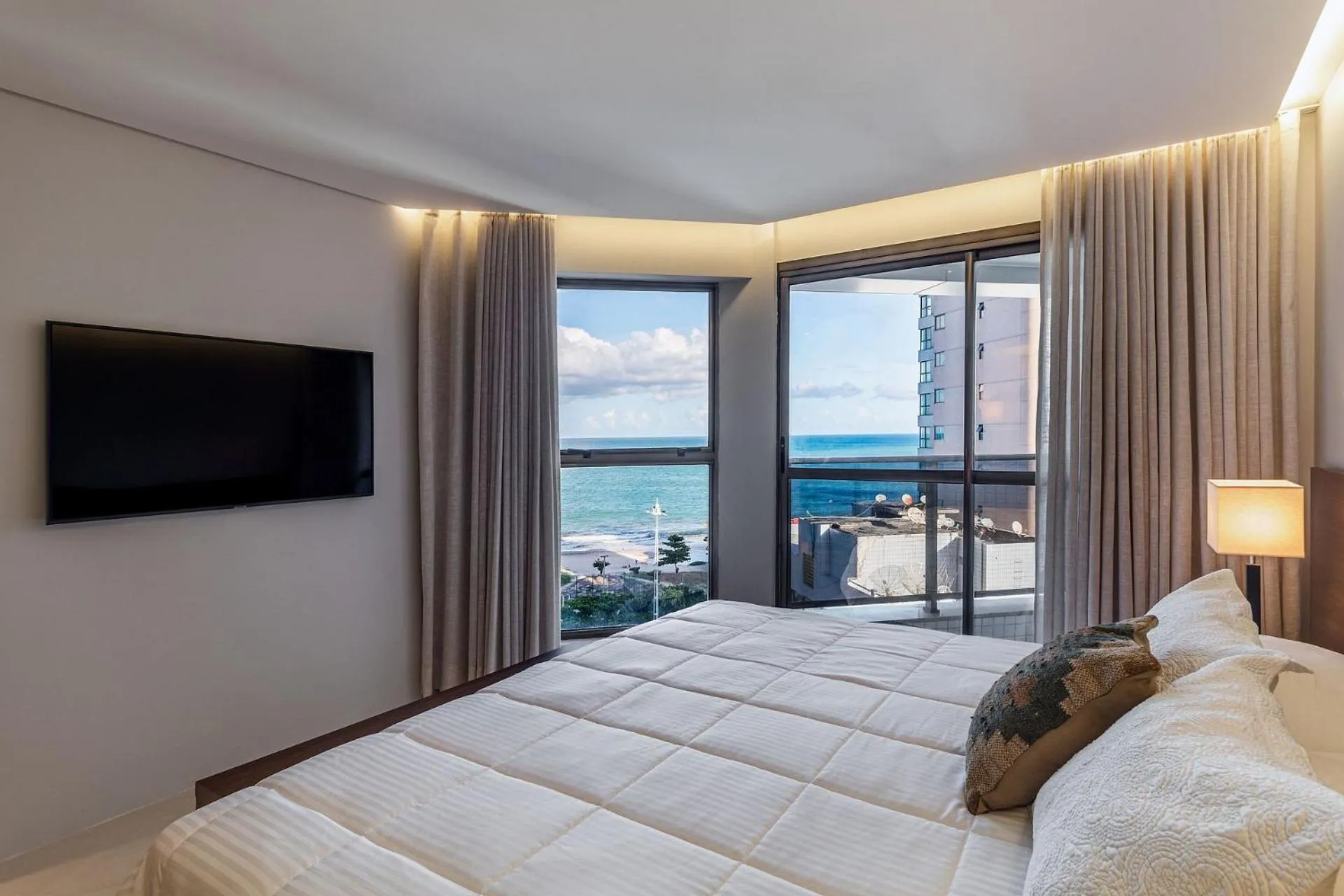 Sea view, Bed in HY BEACH FLATS - INTERNATIONAL