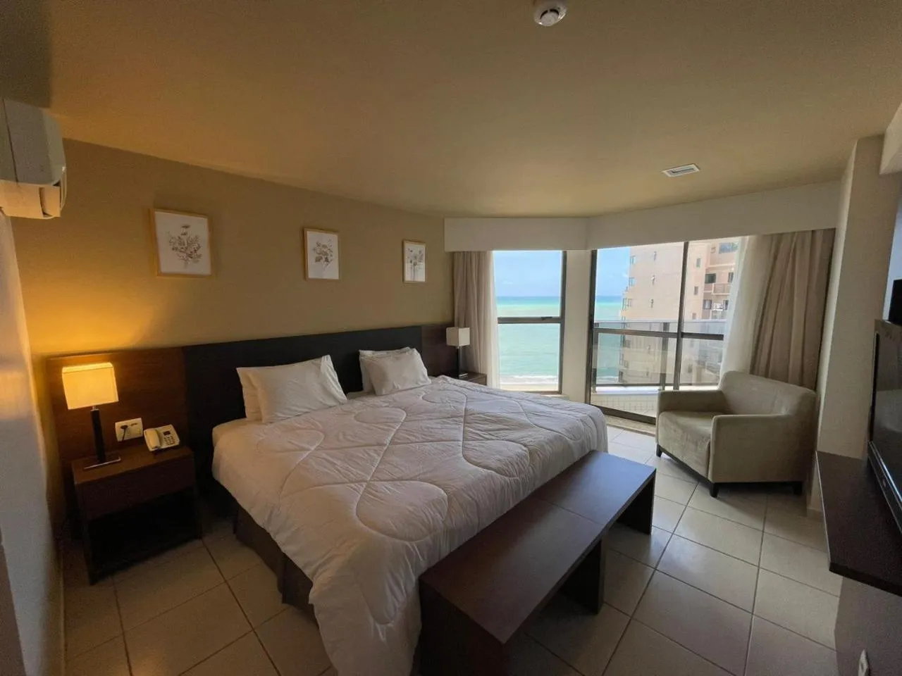 Communal lounge/ TV room, Bed in HY BEACH FLATS - INTERNATIONAL