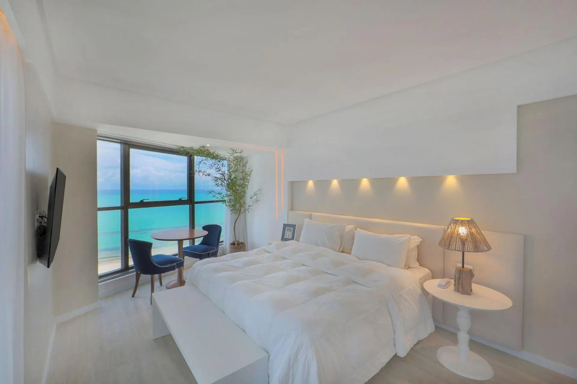 Bedroom, Bed in HY BEACH FLATS - INTERNATIONAL