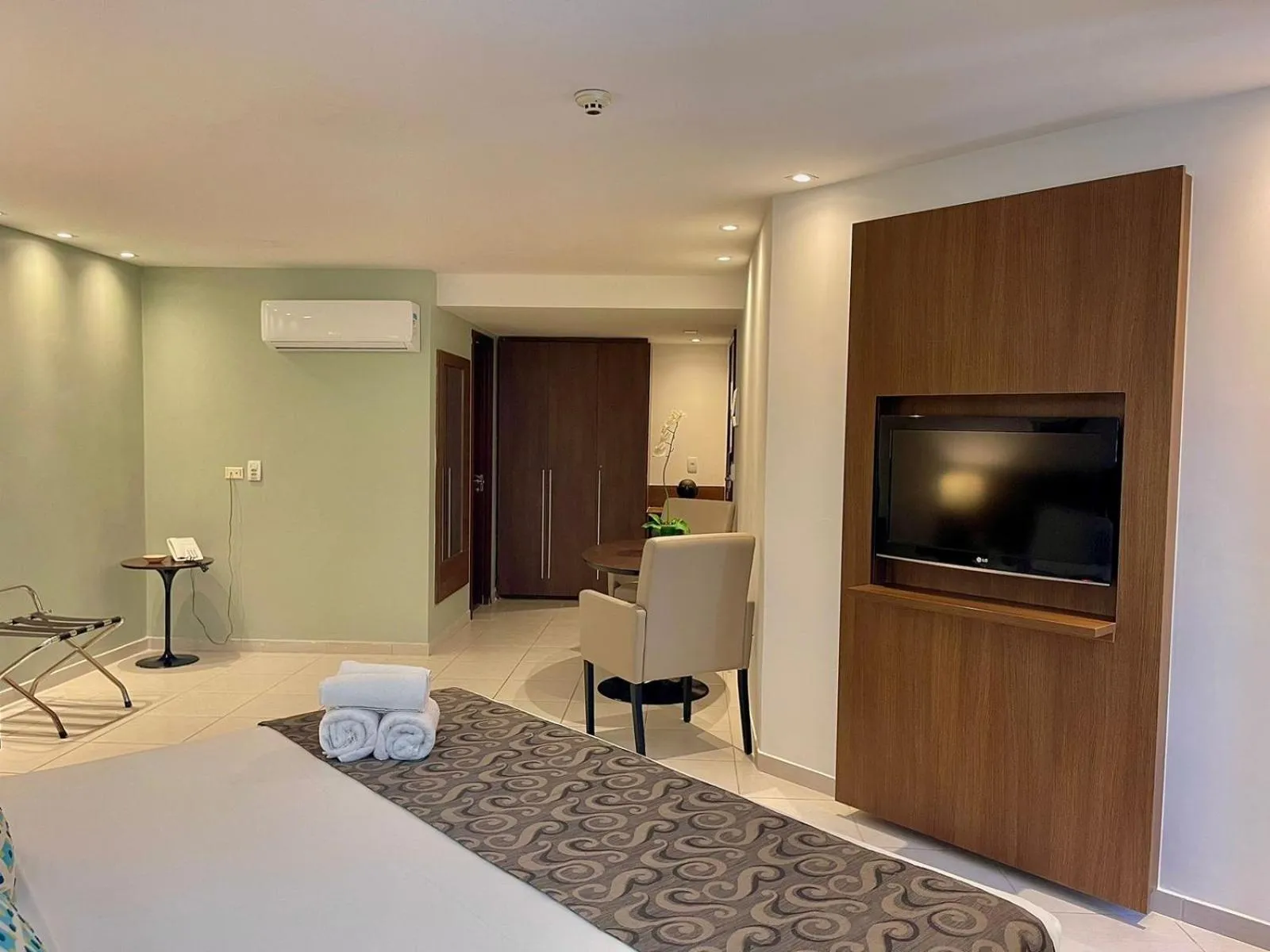 TV and multimedia, Bed in HY BEACH FLATS - INTERNATIONAL