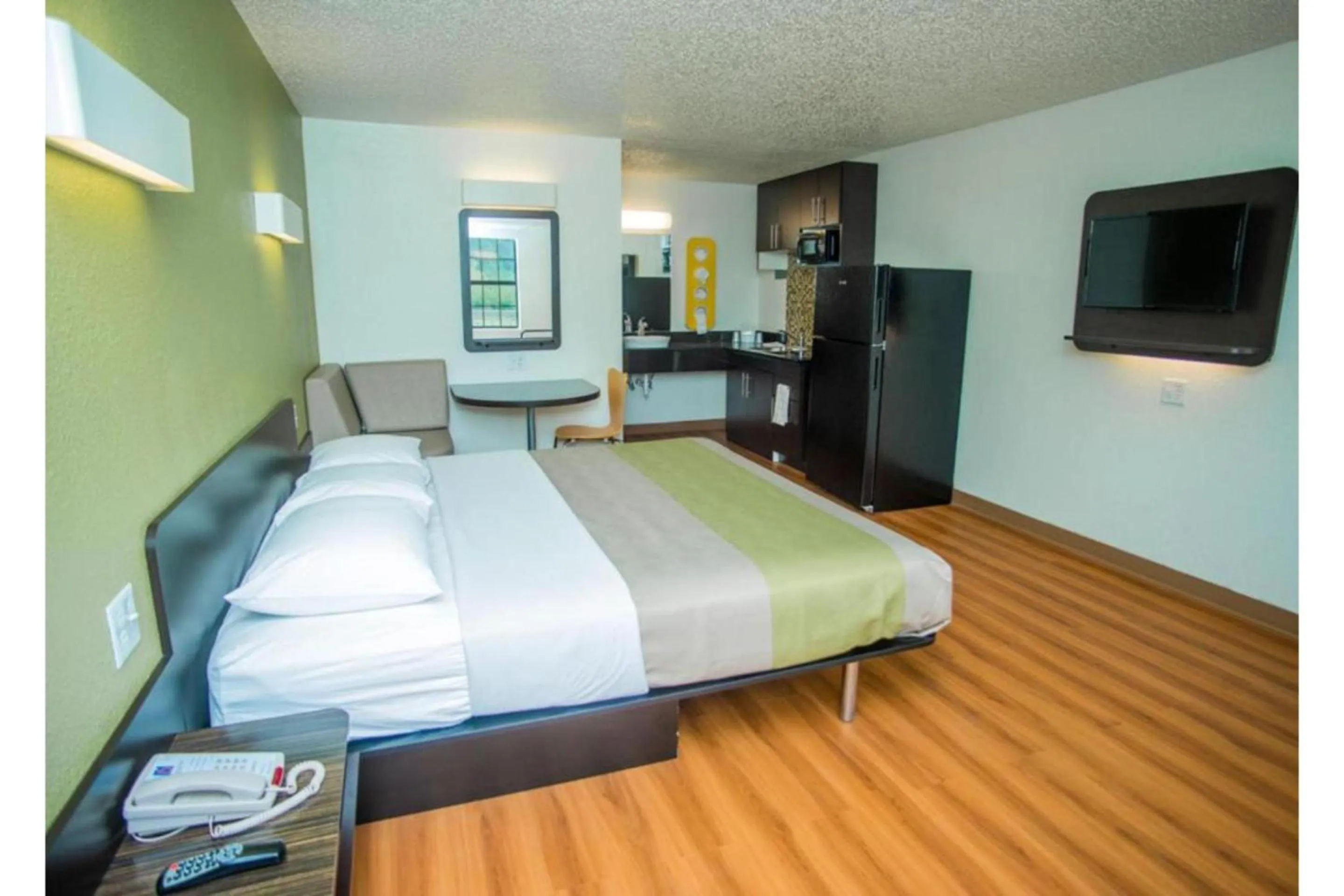 Bedroom, Bed in Motel 6-Palestine, TX