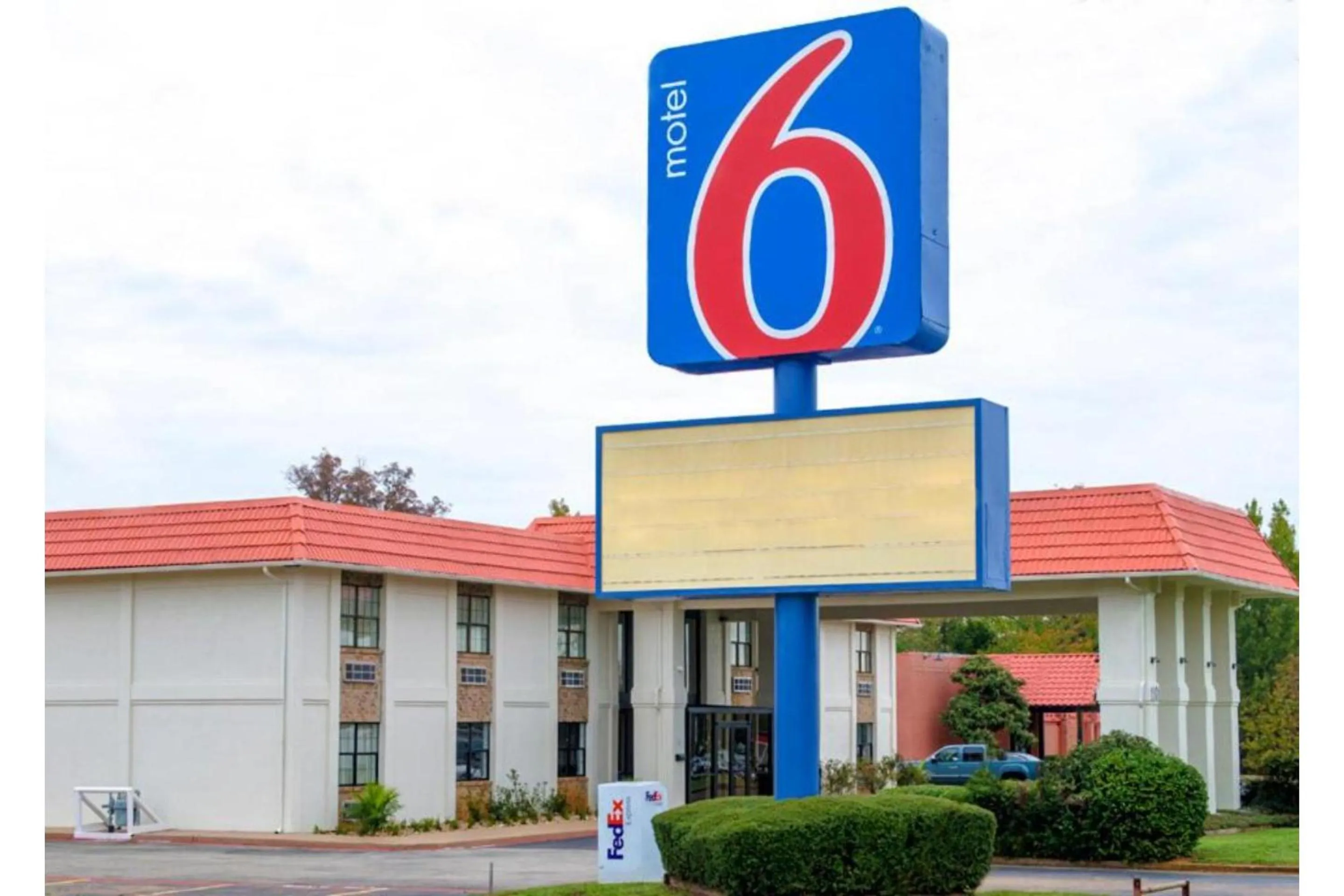 Facade/entrance in Motel 6-Palestine, TX