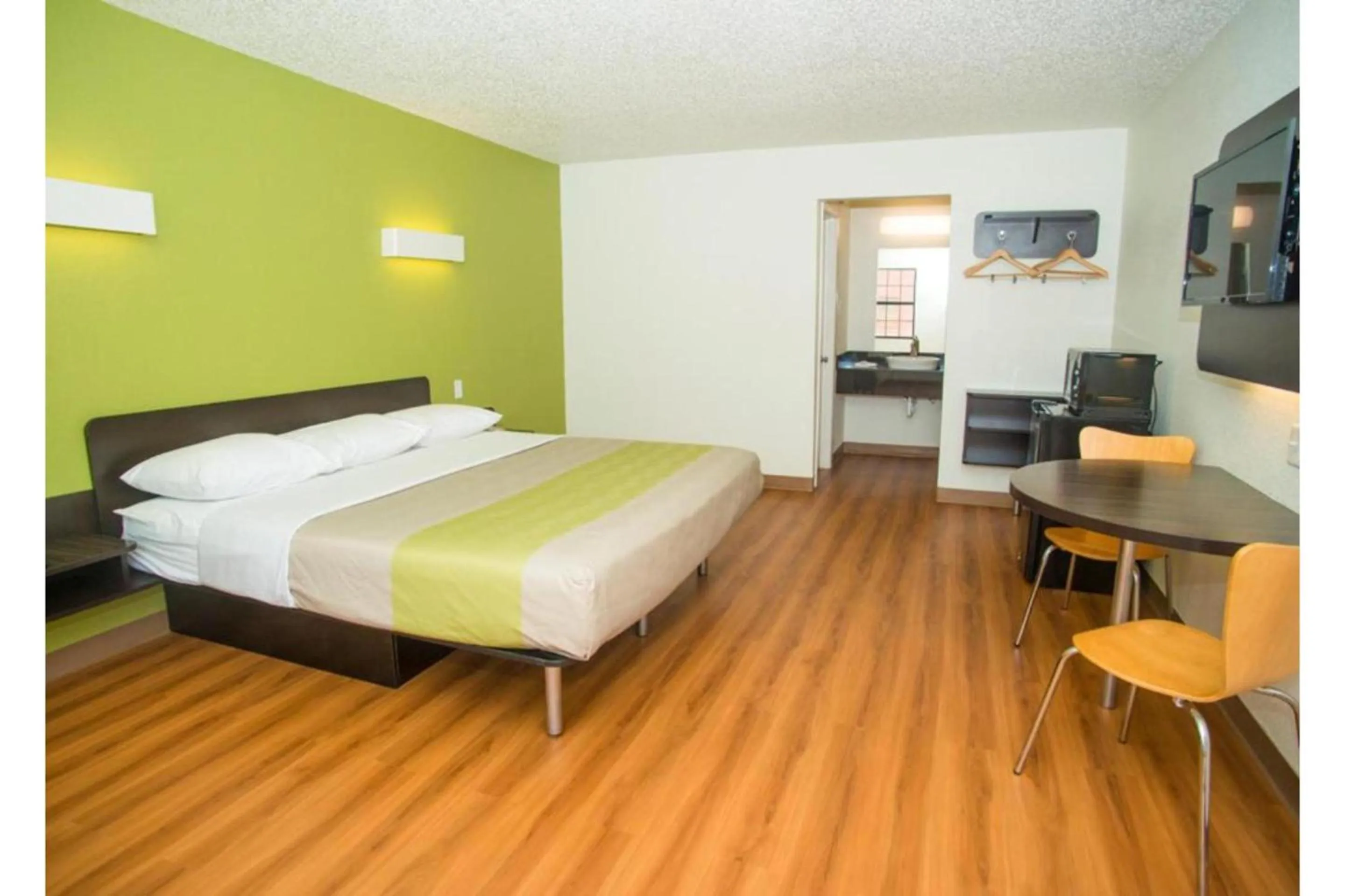 Bedroom, Bed in Motel 6-Palestine, TX