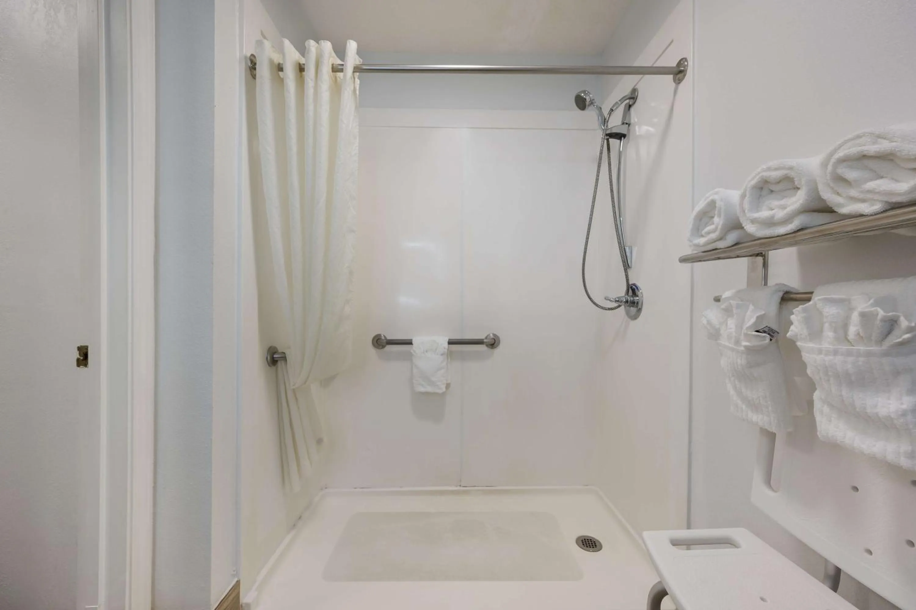 Bathroom in SureStay Hotel By Best Western Tuscaloosa Southeast