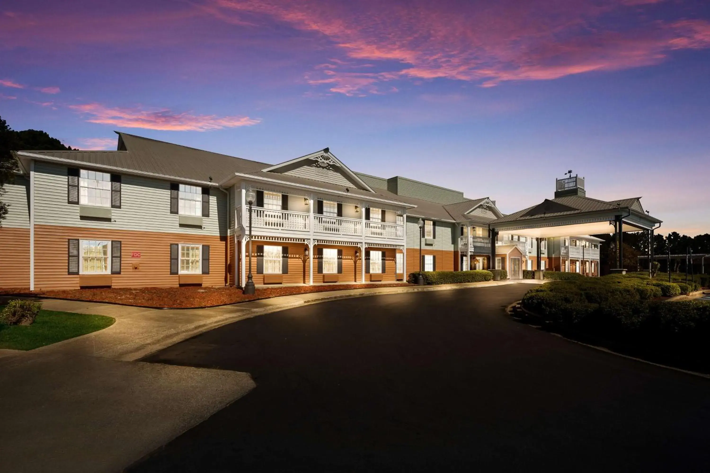 Property building in SureStay Hotel By Best Western Tuscaloosa Southeast Property building in SureStay Hotel By Best Western Tuscaloosa Southeast