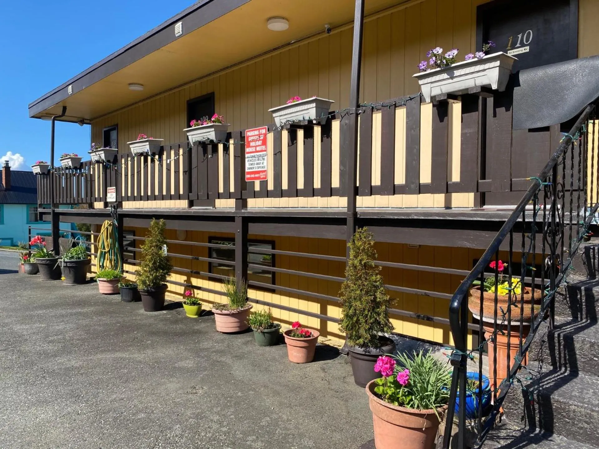 Property building in Holiday House Motel