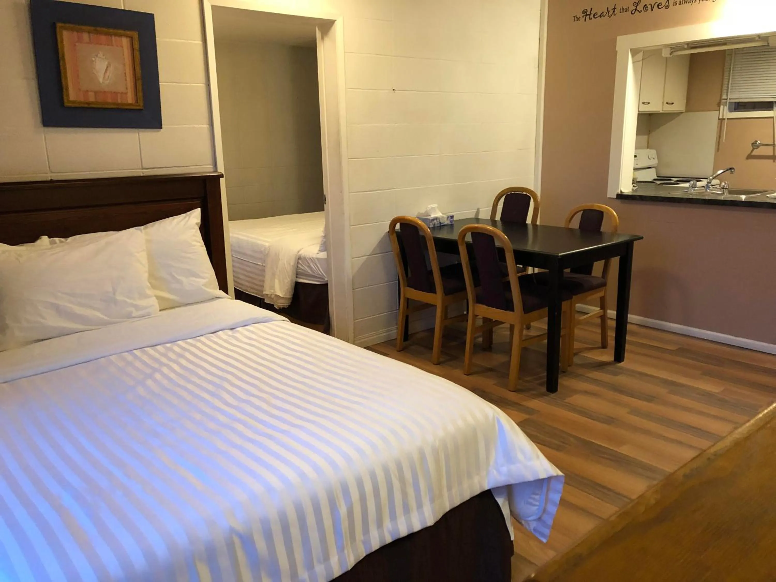 Dining area in Holiday House Motel