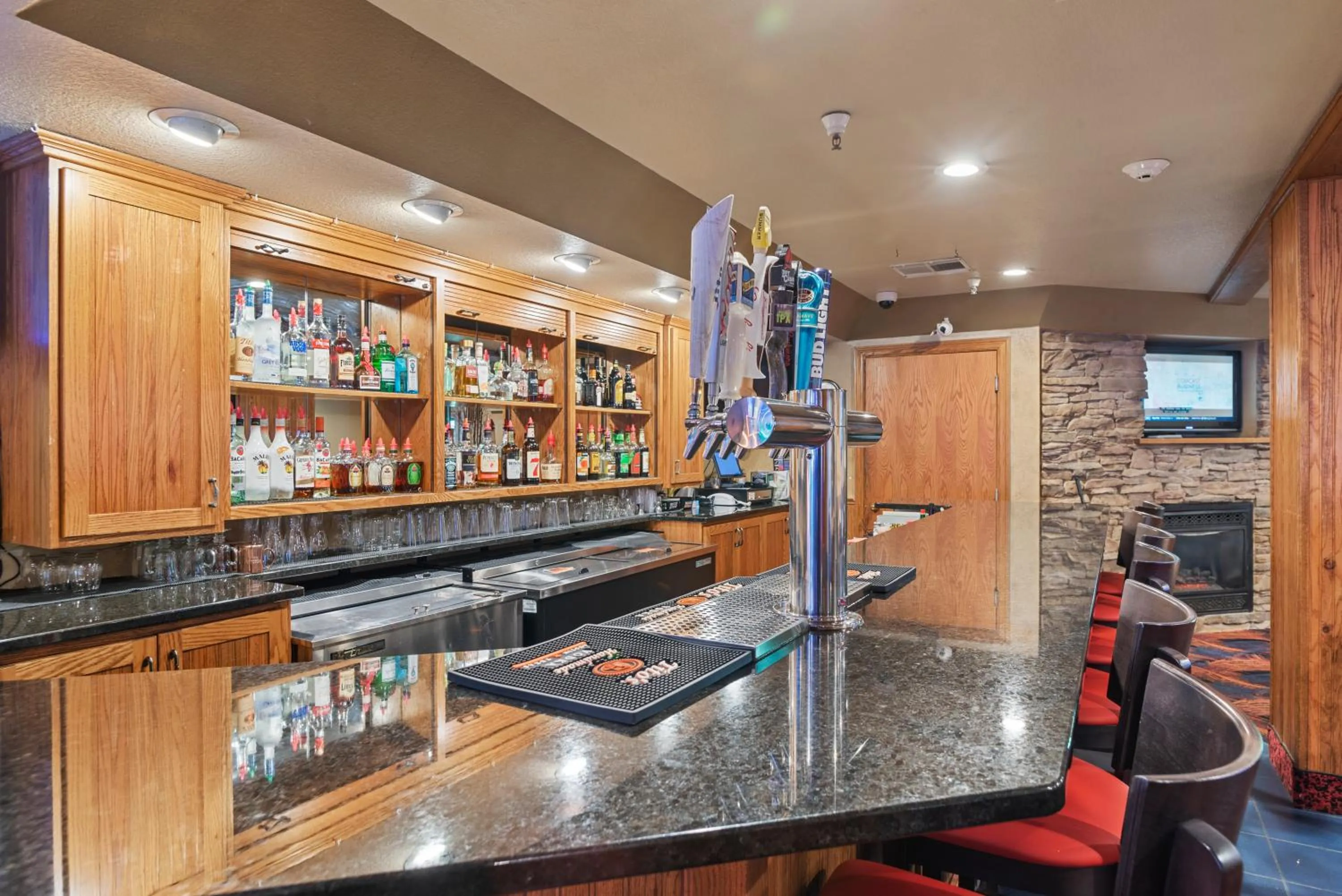 Lounge or bar in Deadwood Gulch Resort, Trademark Collection by Wyndham