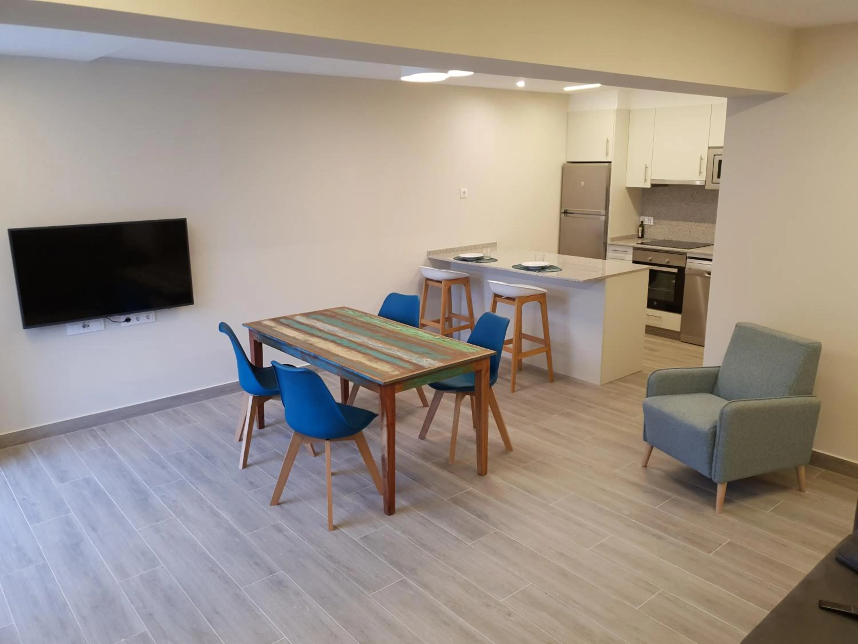 Communal lounge/ TV room in Apartamentos Ria de Aldan