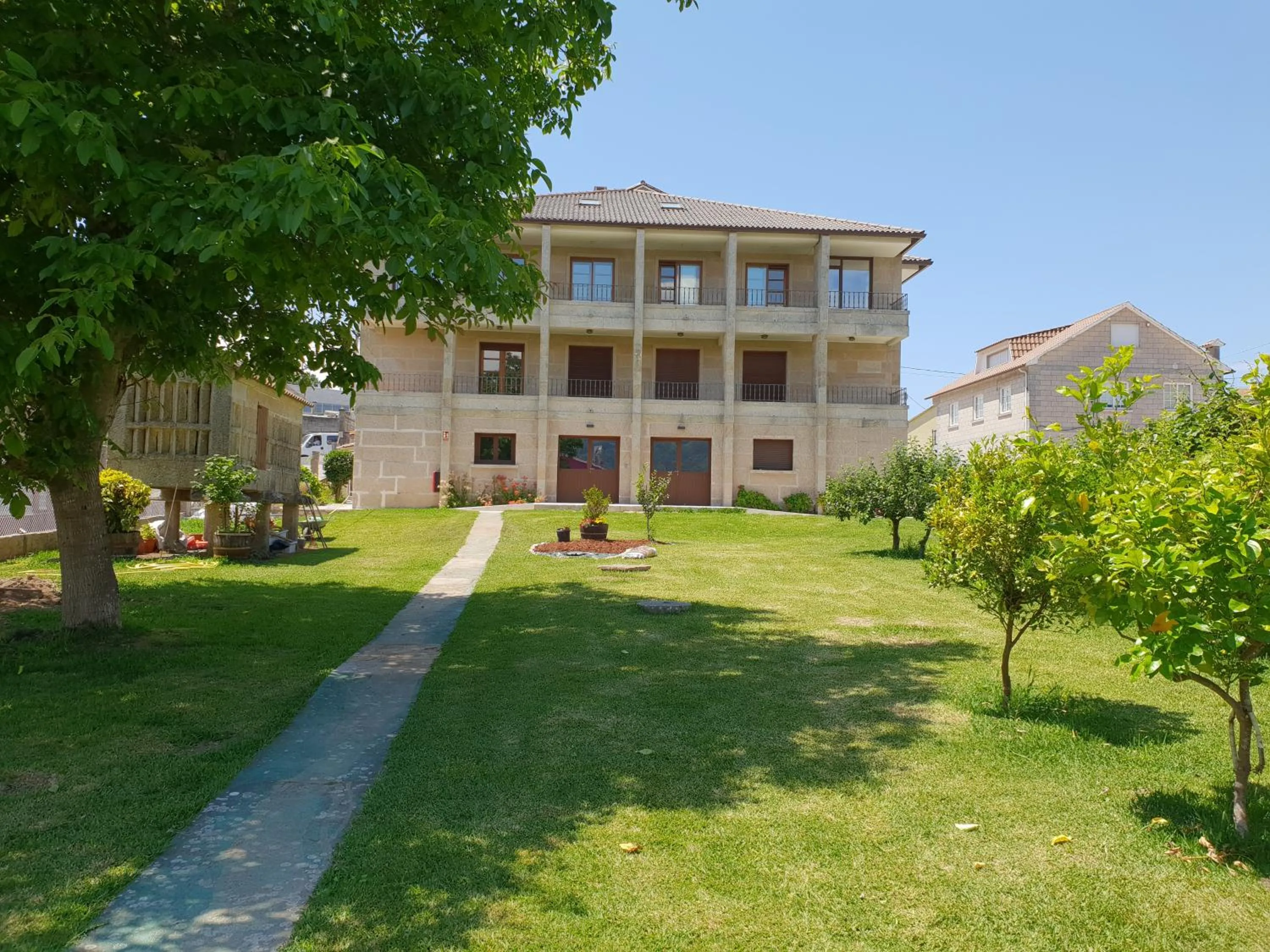 Communal lounge/ TV room in Apartamentos Ria de Aldan