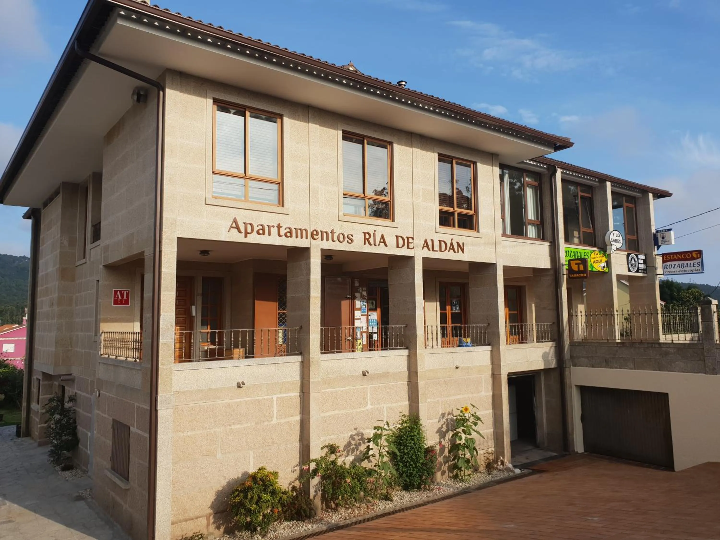 Facade/entrance in Apartamentos Ria de Aldan