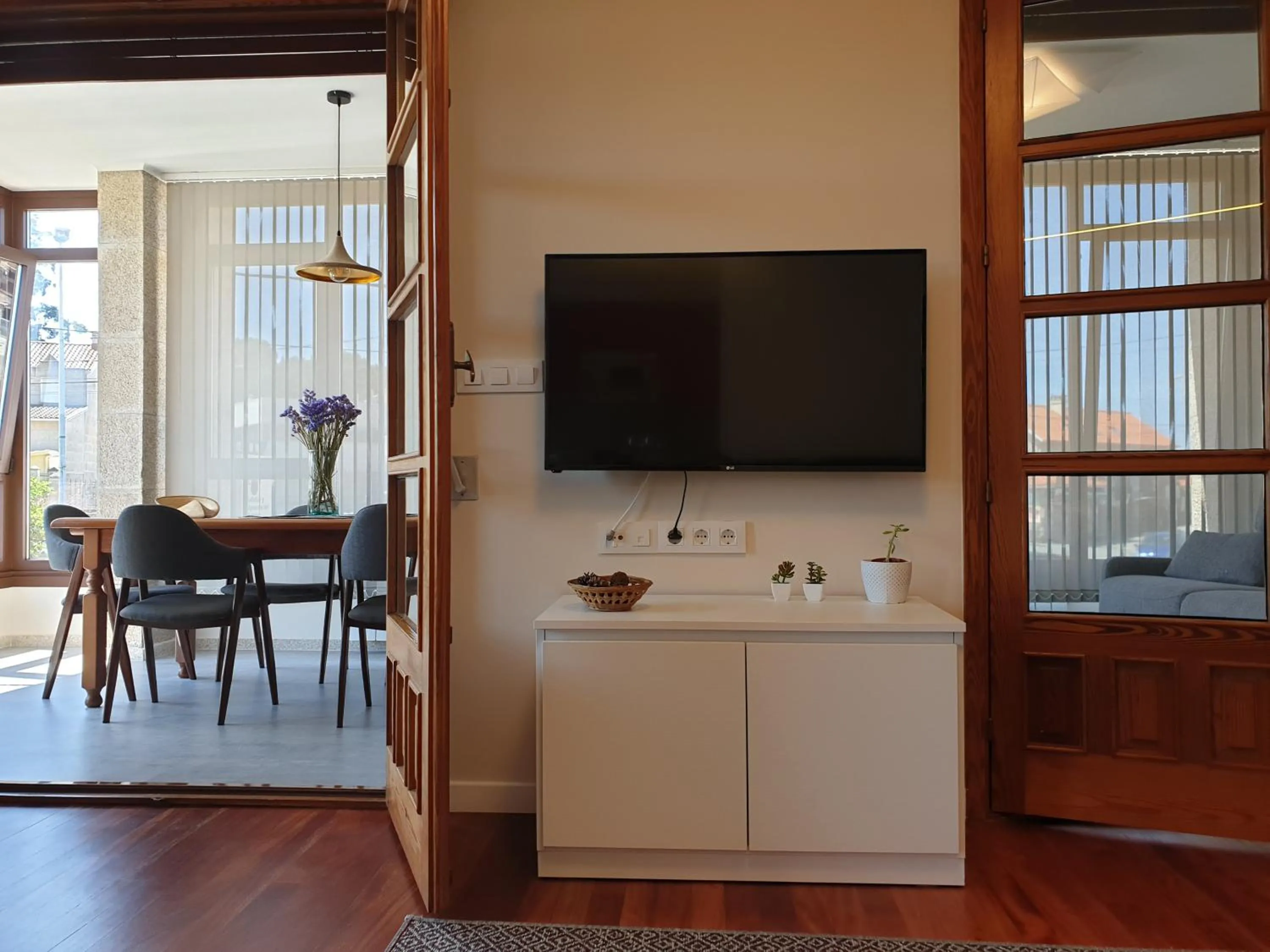 Communal lounge/ TV room in Apartamentos Ria de Aldan