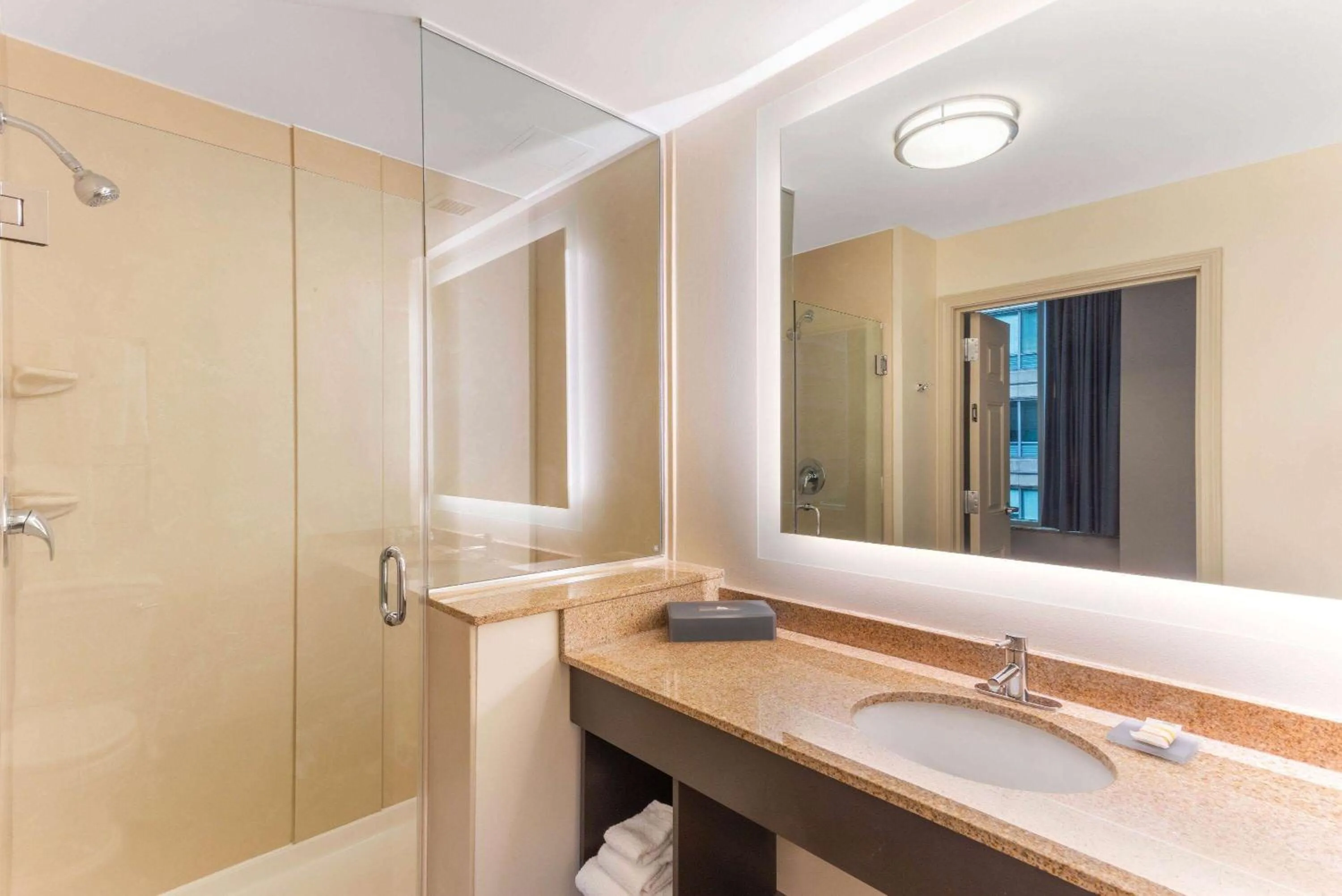 TV and multimedia in La Quinta by Wyndham Chicago Downtown