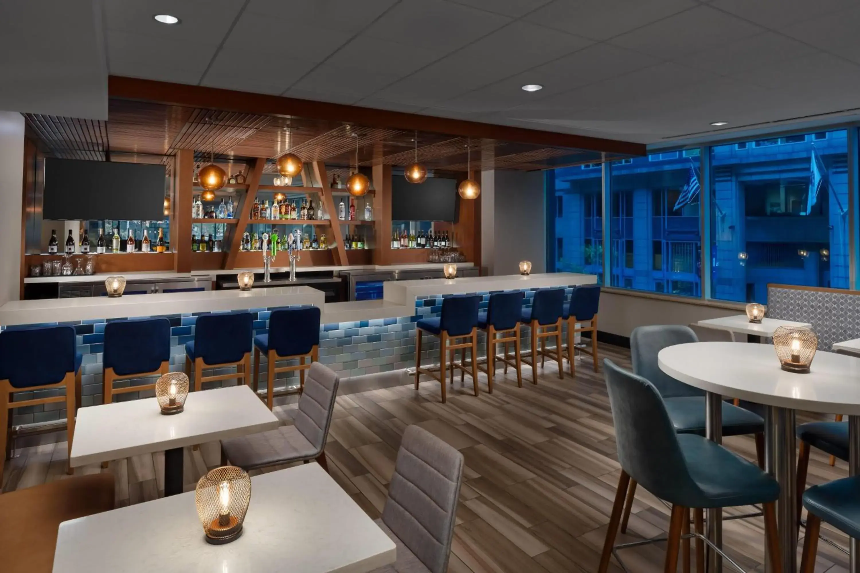 Lounge or bar in La Quinta Inn & Suites by Wyndham Chicago Downtown Lounge or bar in La Quinta Inn & Suites by Wyndham Chicago Downtown