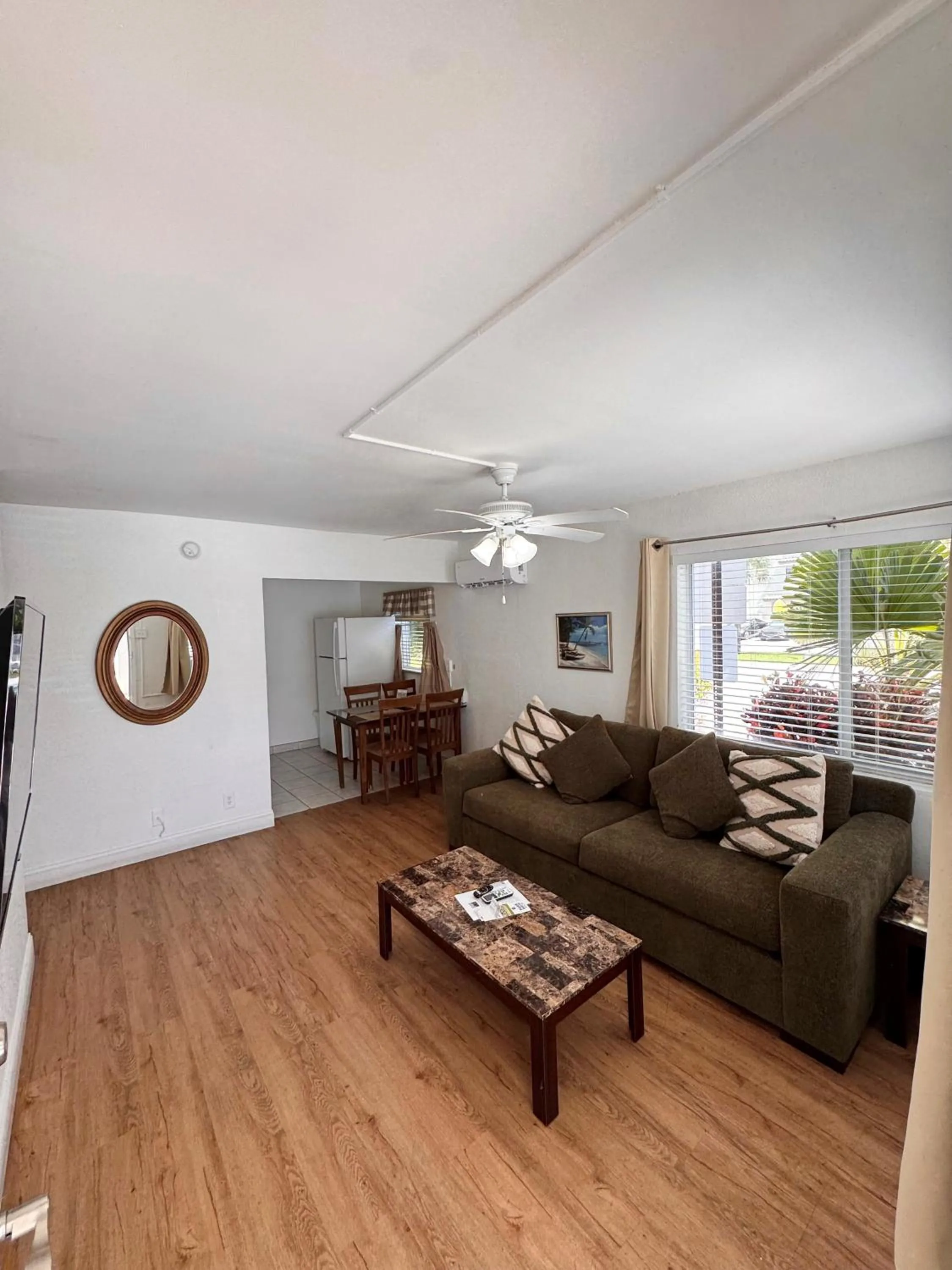 Living room in Coral Key Inn
