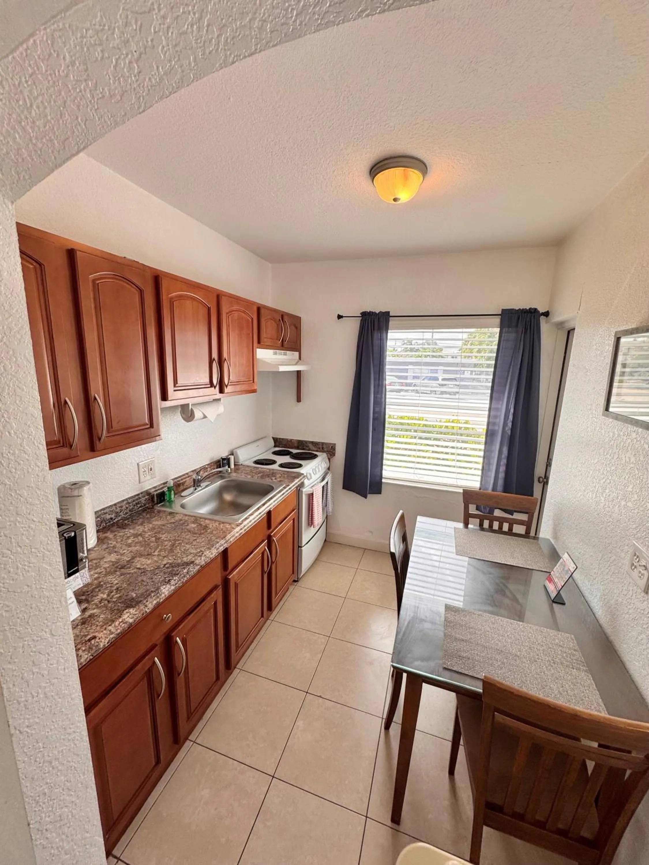 Kitchen or kitchenette in Coral Key Inn