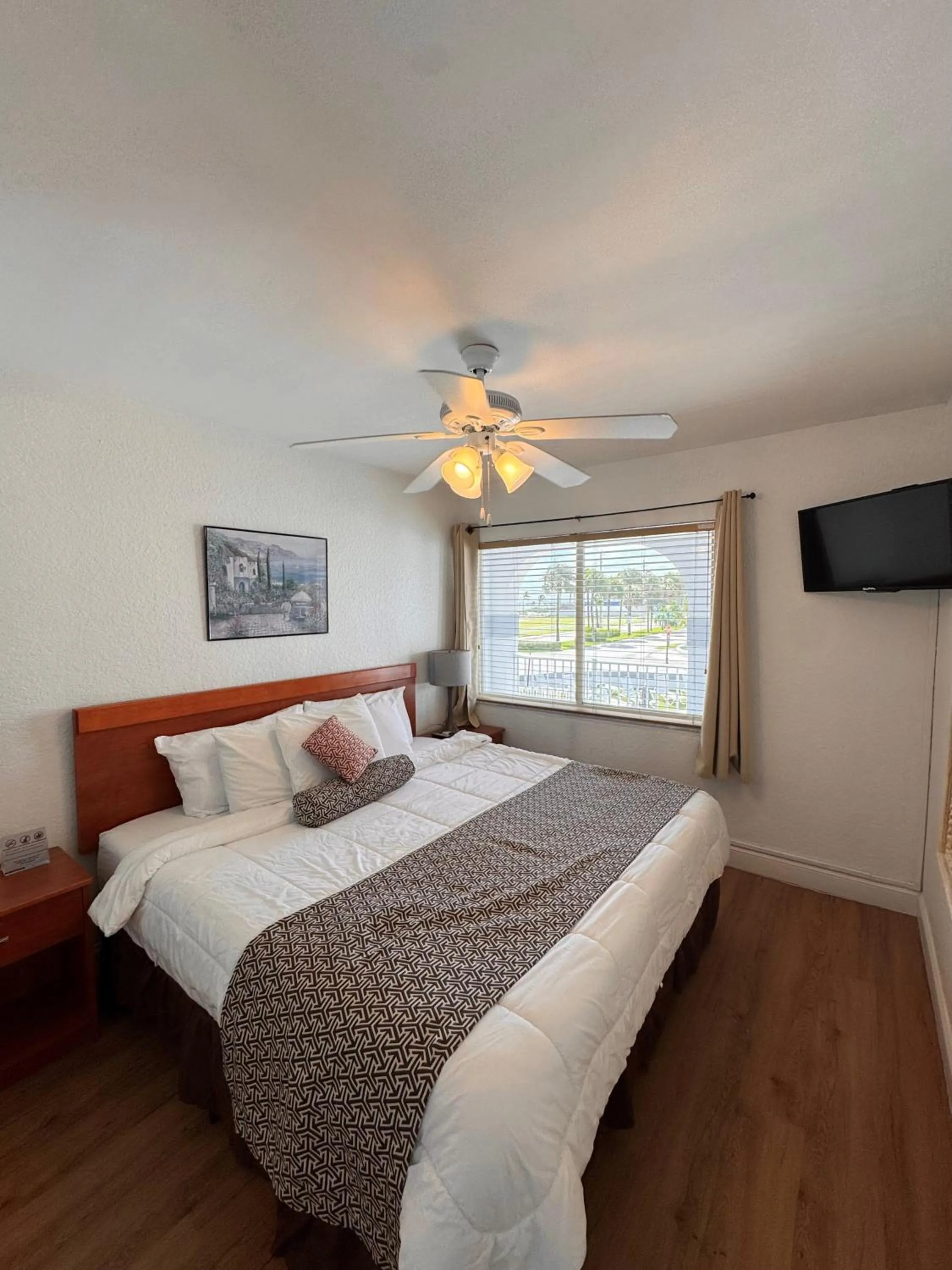 Bedroom, Bed in Coral Key Inn