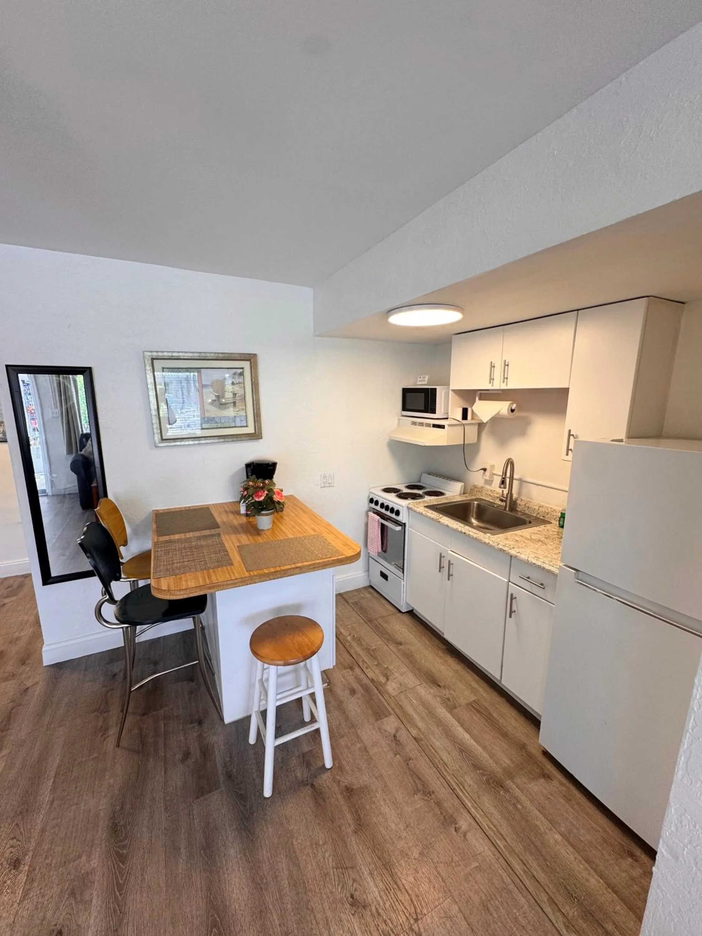 Kitchen or kitchenette in Coral Key Inn
