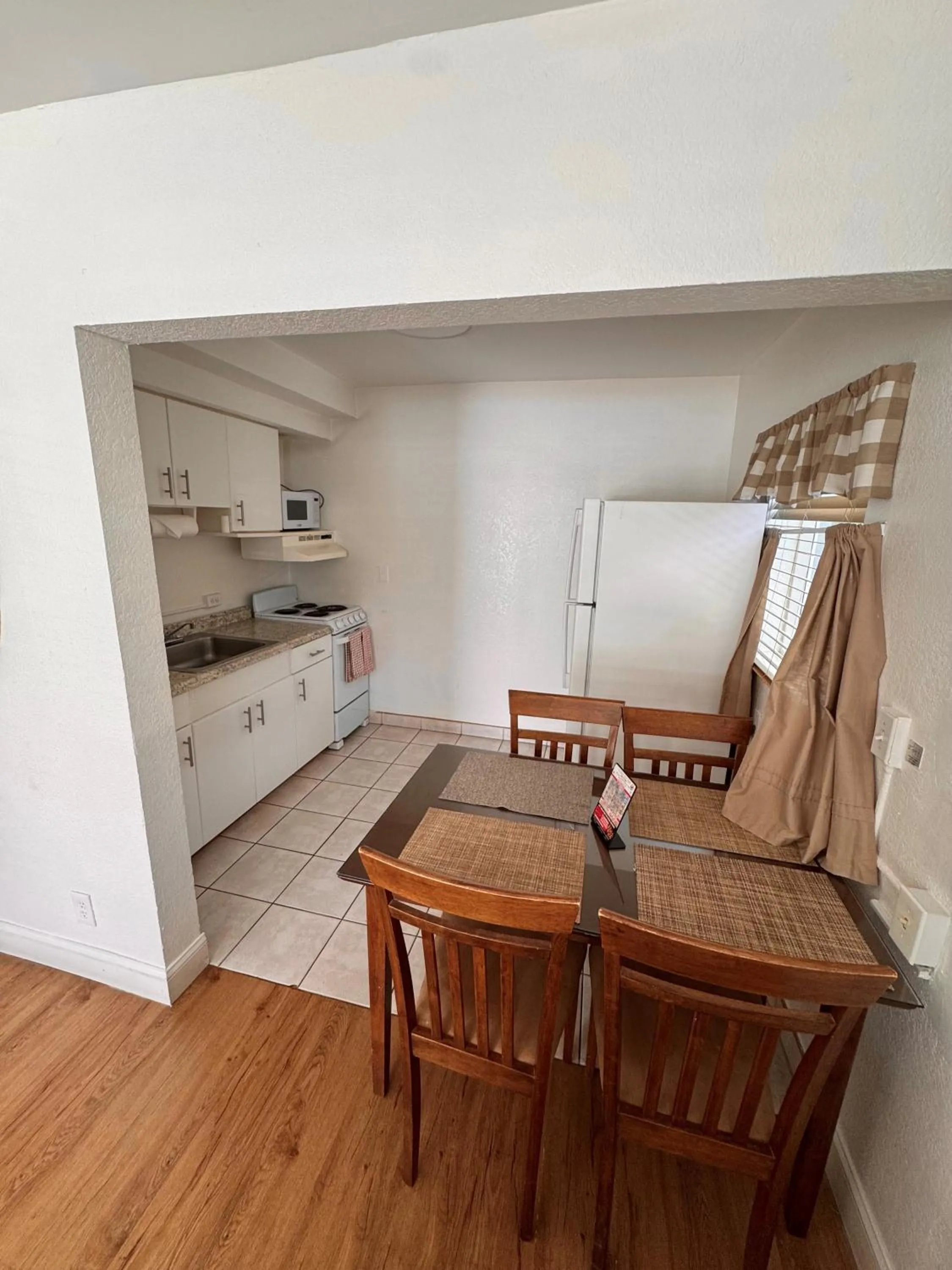 kitchen in Coral Key Inn