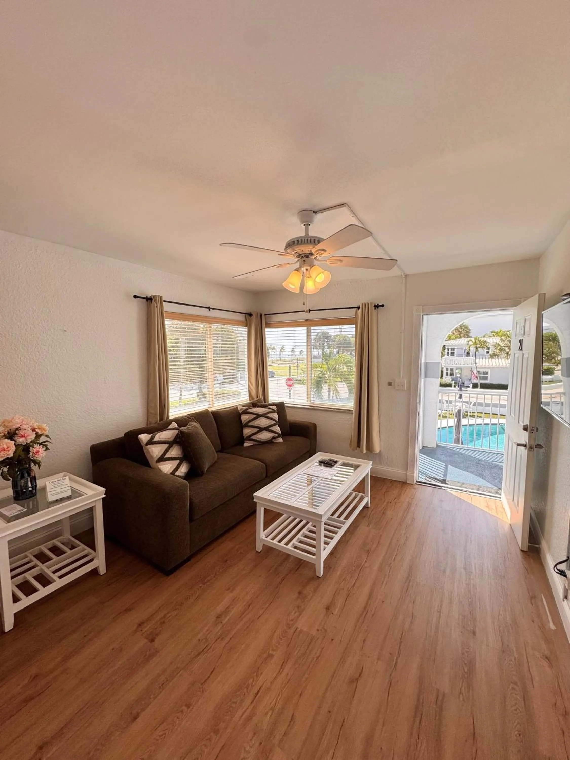 Living room in Coral Key Inn