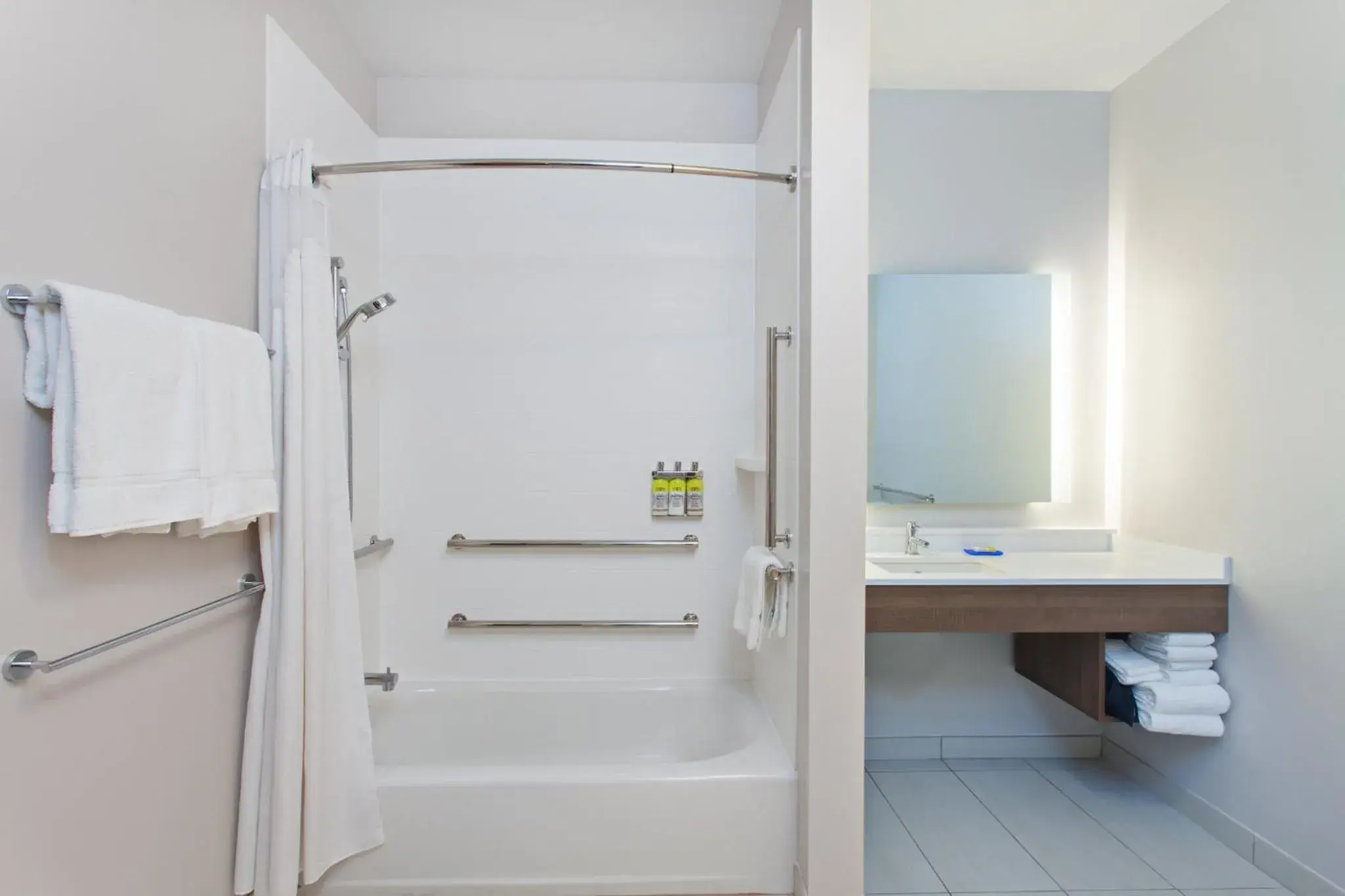 Suite - Hearing Accessible in Holiday Inn Express & Suites - Moses Lake by IHG Suite - Hearing Accessible in Holiday Inn Express & Suites - Moses Lake by IHG