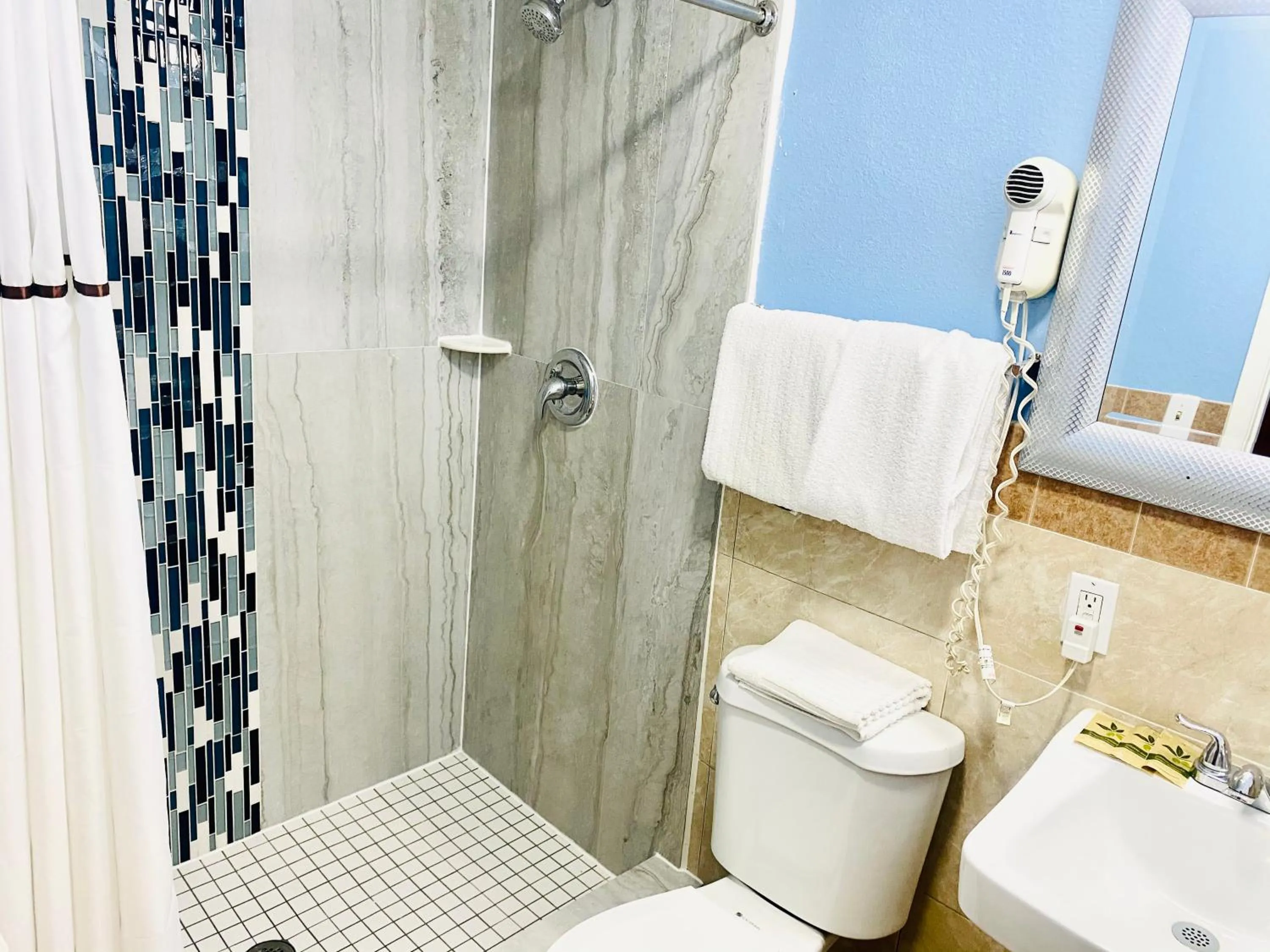 Bathroom in A Fisher's Inn Motel