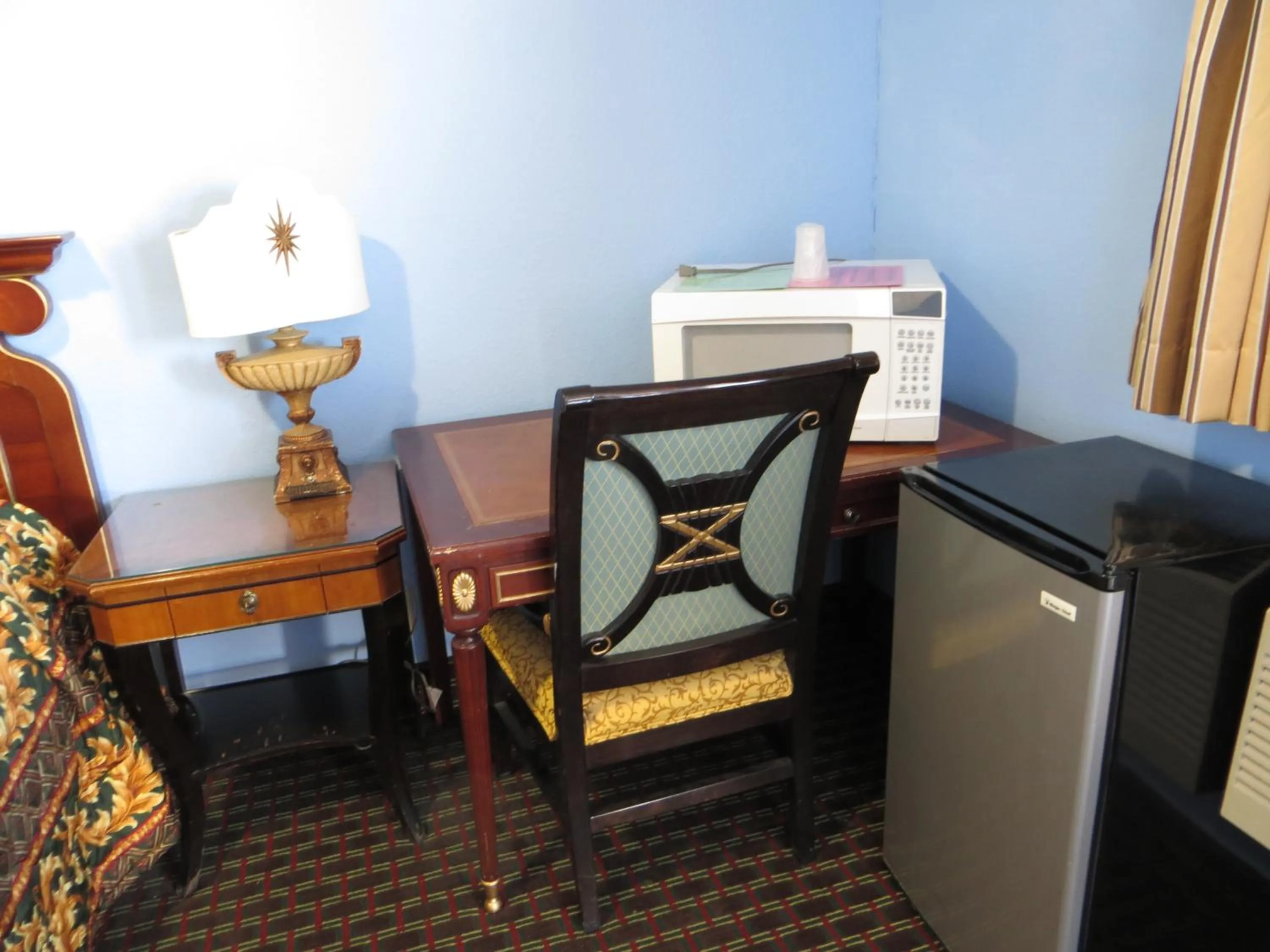 Seating area in A Fisher's Inn Motel