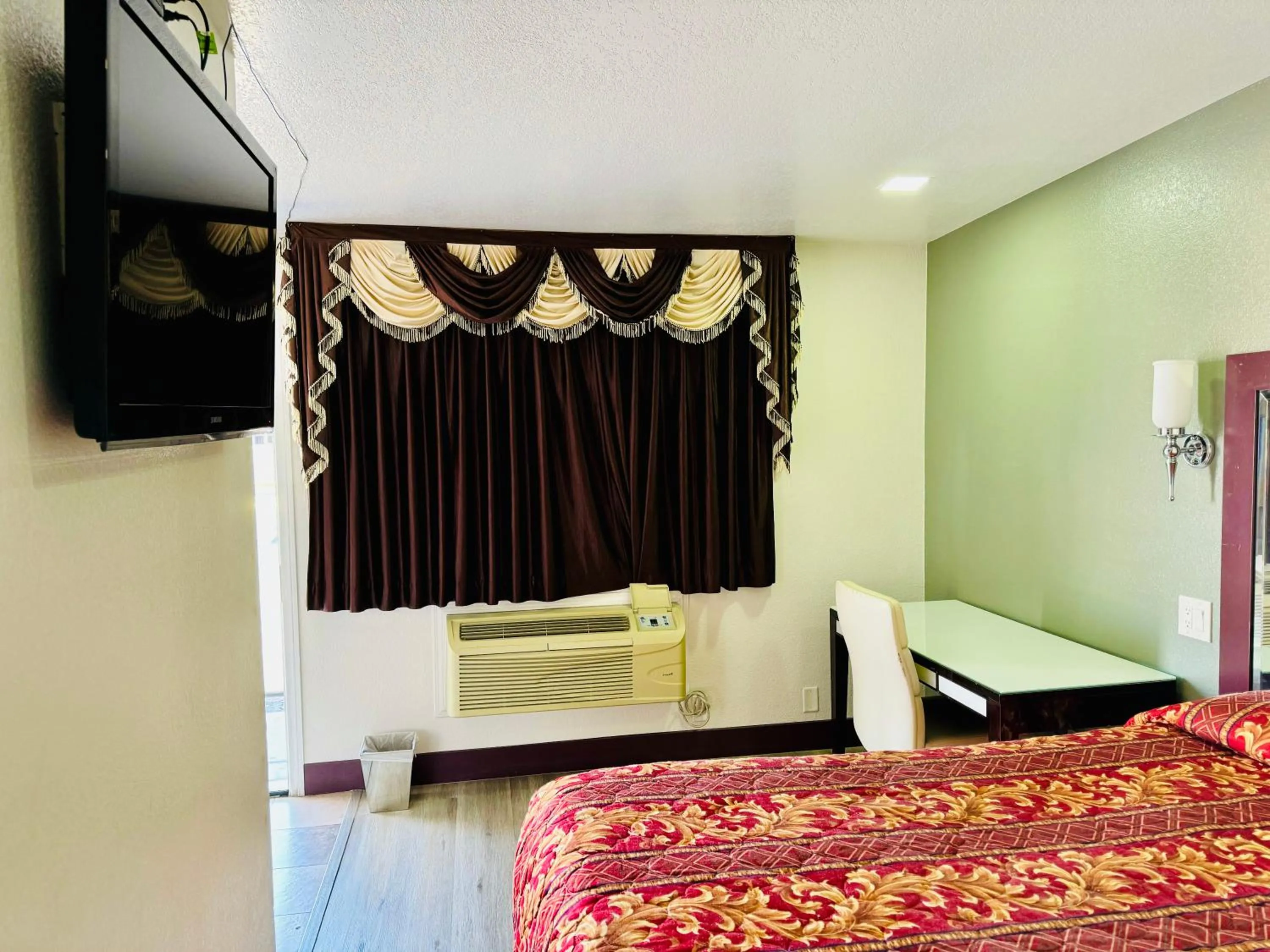 Bed in A Fisher's Inn Motel