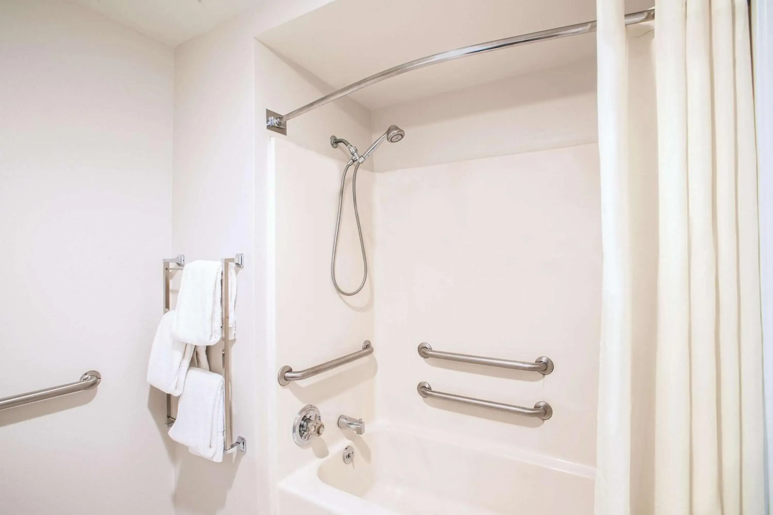 King Room with Roll-In Shower - Mobility Accessible/Non-Smoking in La Quinta by Wyndham DFW Airport South / Irving King Room with Roll-In Shower - Mobility Accessible/Non-Smoking in La Quinta by Wyndham DFW Airport South / Irving