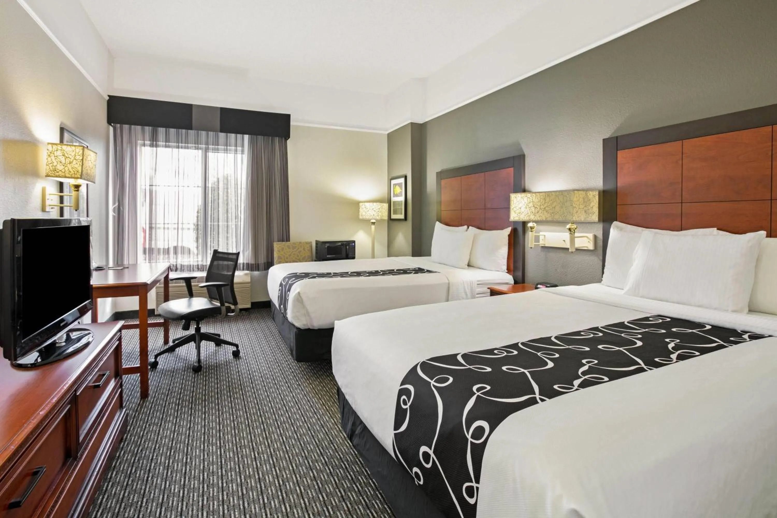 Photo of the whole room, Bed in La Quinta by Wyndham DFW Airport South / Irving