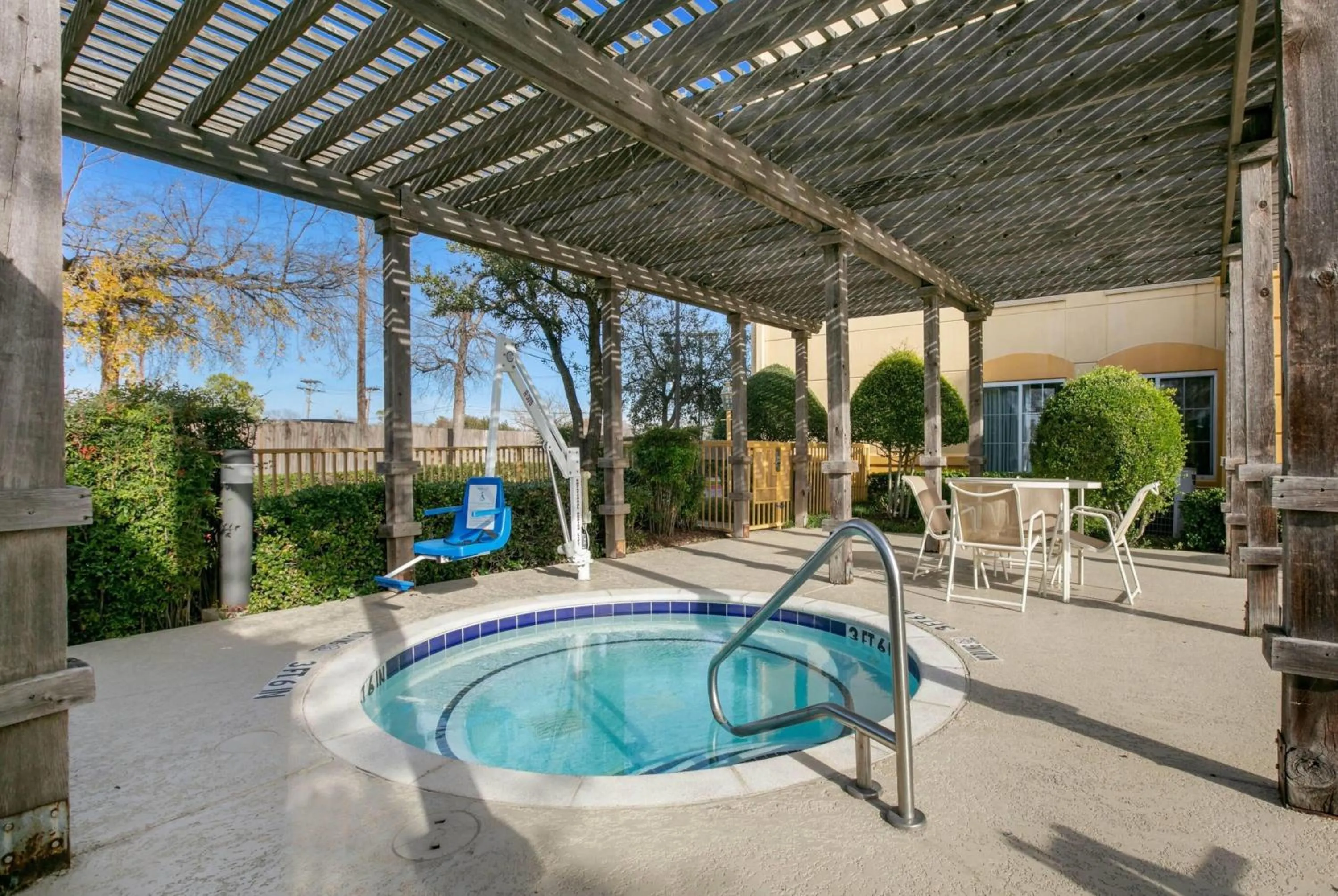 Hot Tub in La Quinta by Wyndham DFW Airport South / Irving