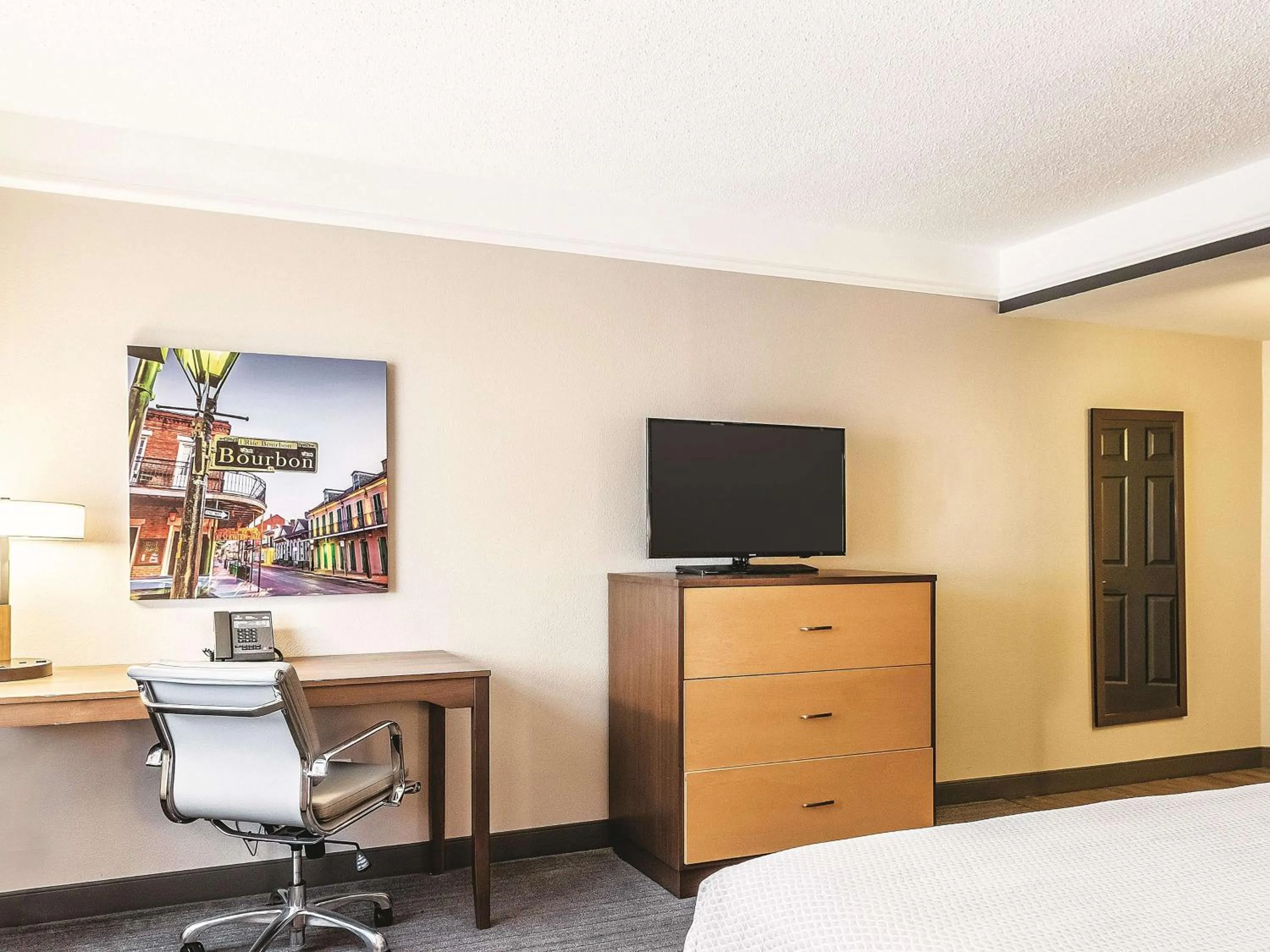 Photo of the whole room in La Quinta by Wyndham New Orleans Downtown