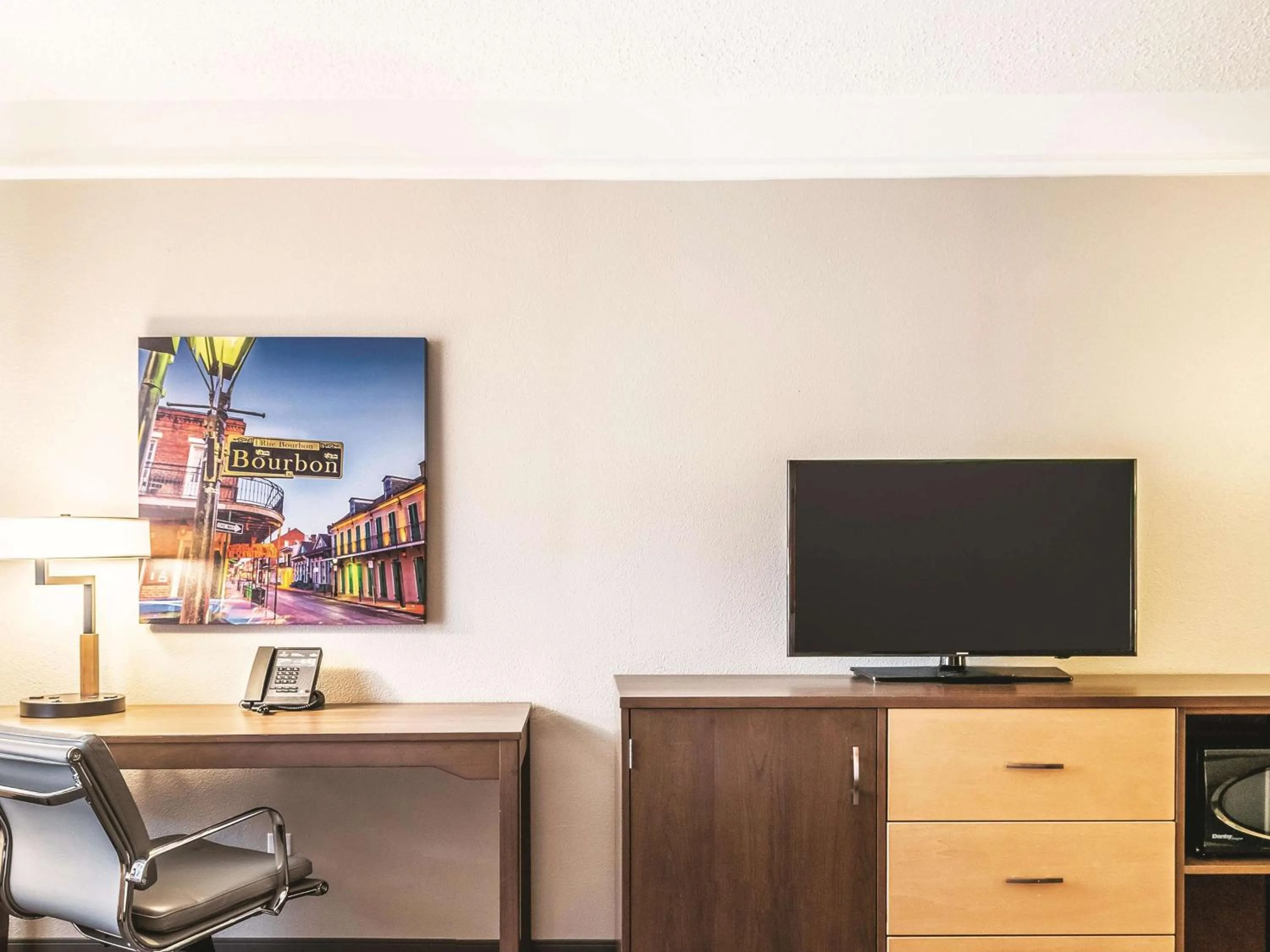 Photo of the whole room in La Quinta by Wyndham New Orleans Downtown