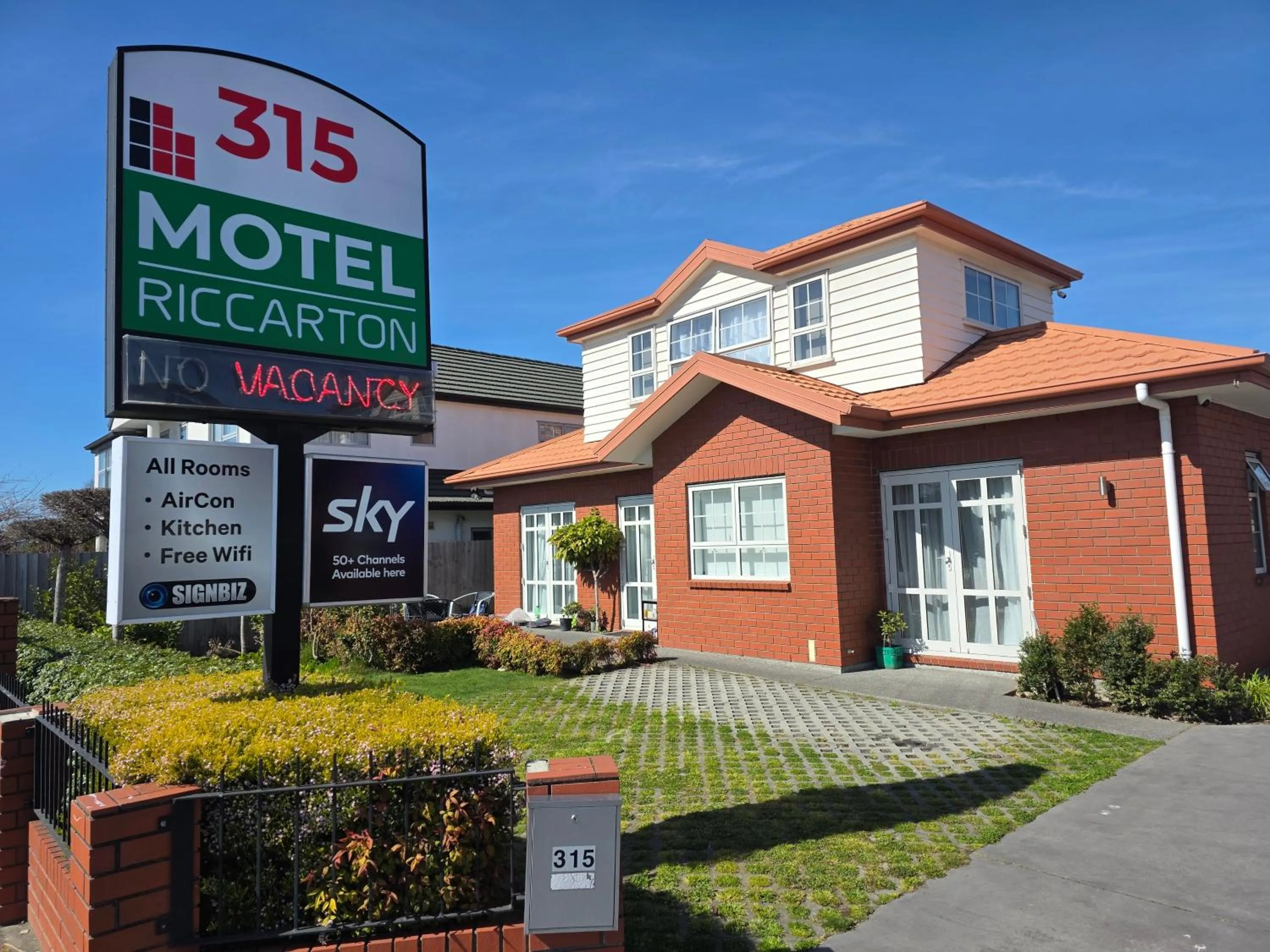 Property building in 315 Motel Riccarton