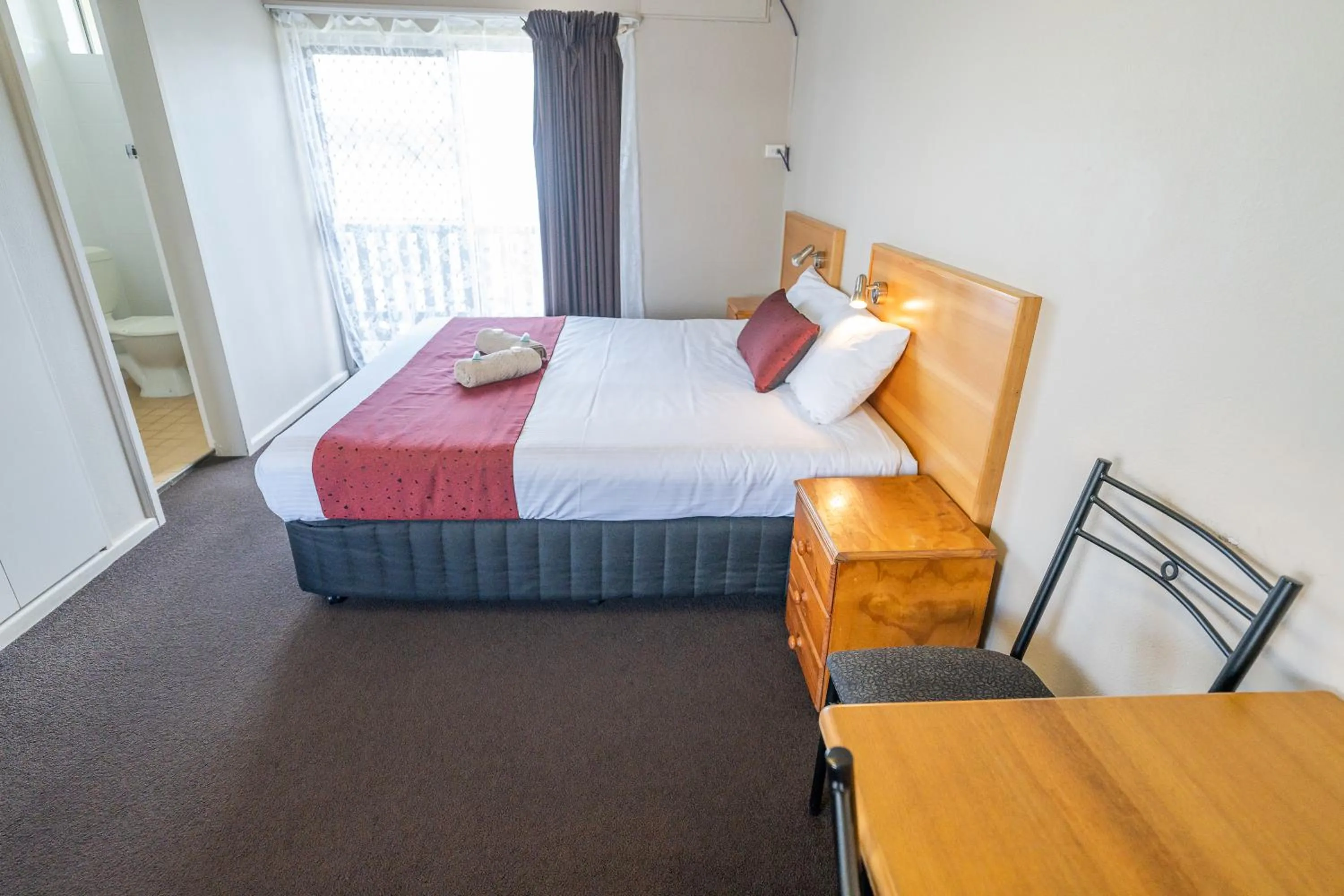 Bedroom, Bed in Halfway Motel