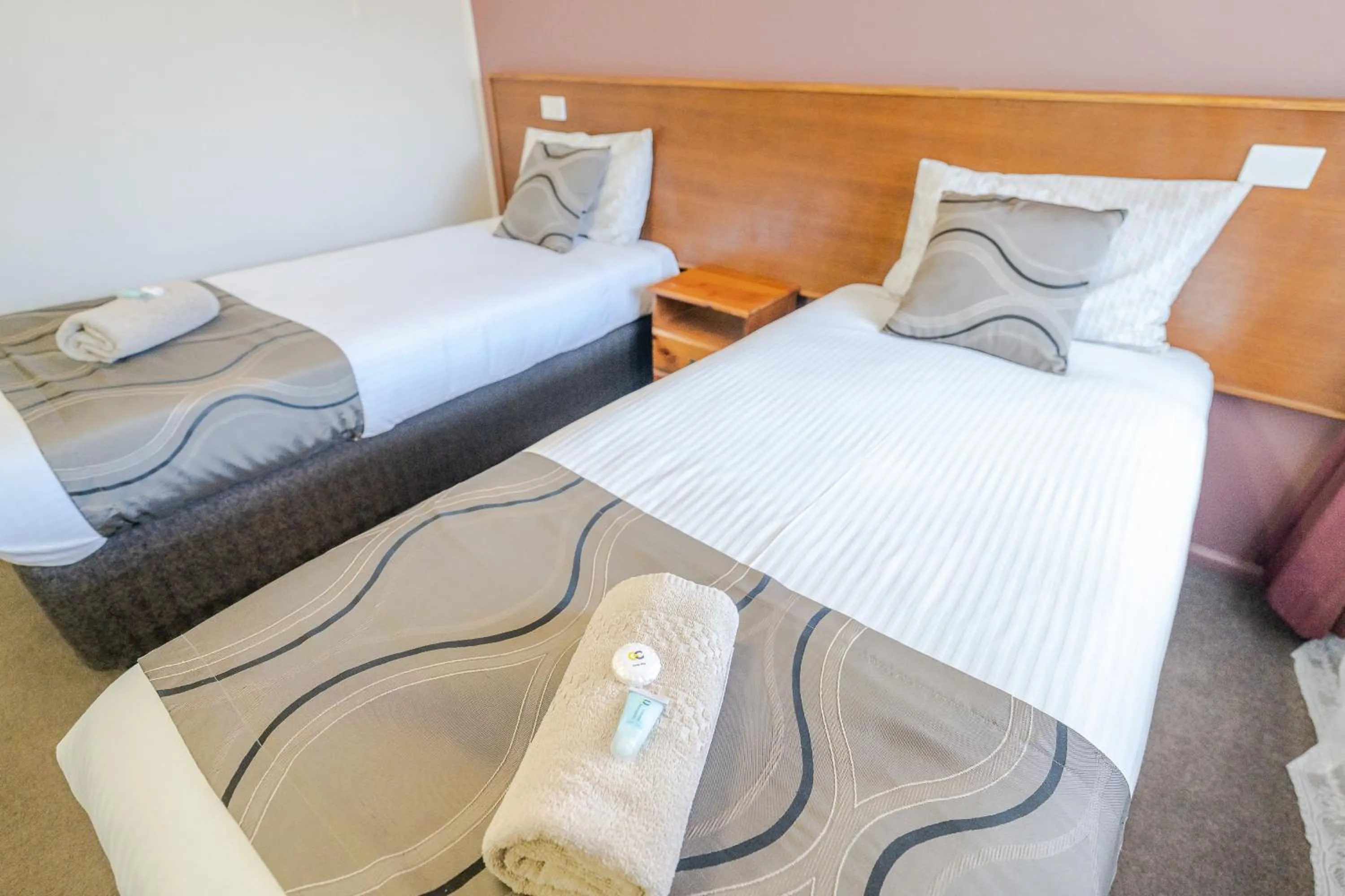 Bedroom, Bed in Halfway Motel