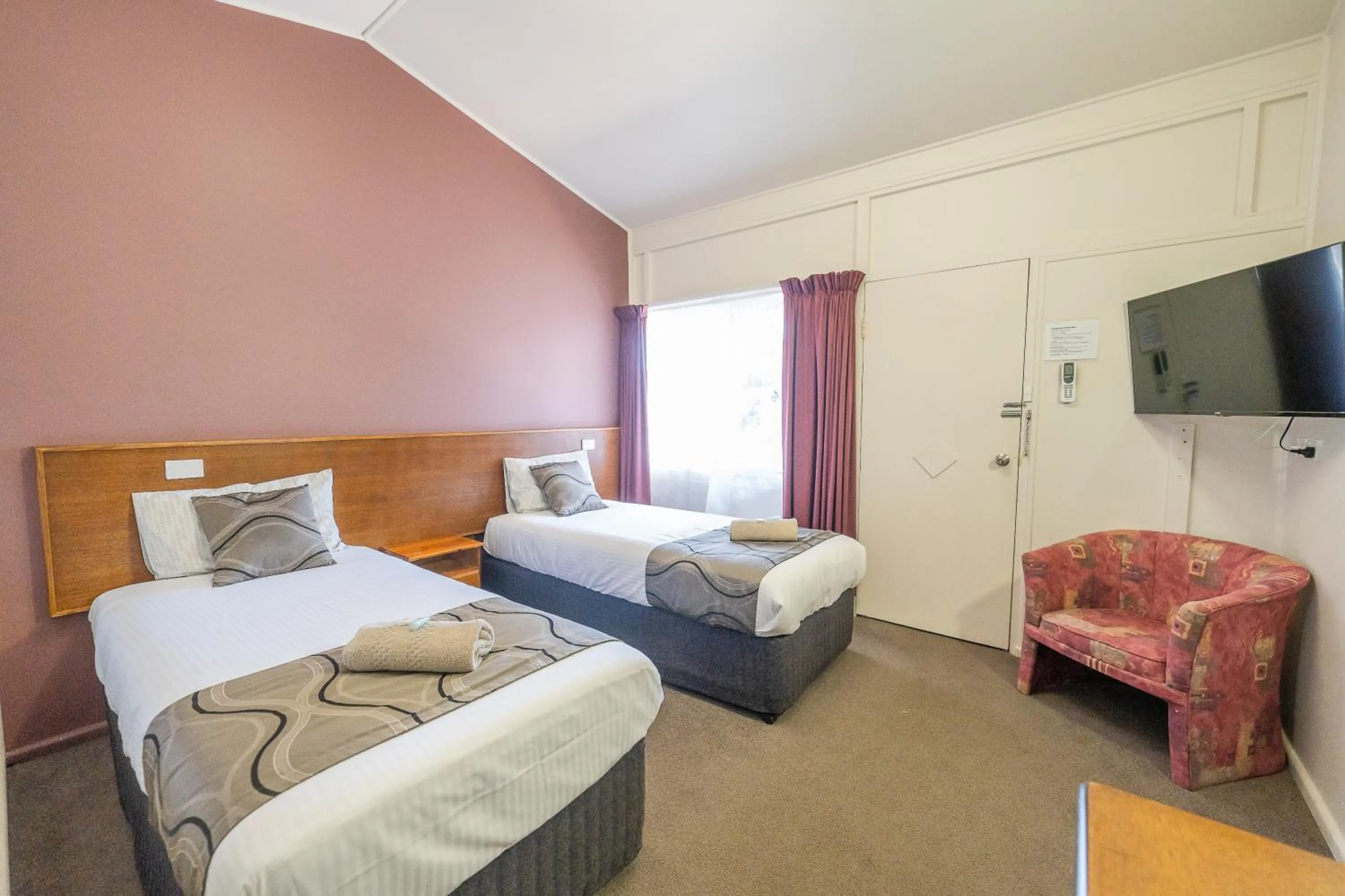 Photo of the whole room, Bed in Halfway Motel