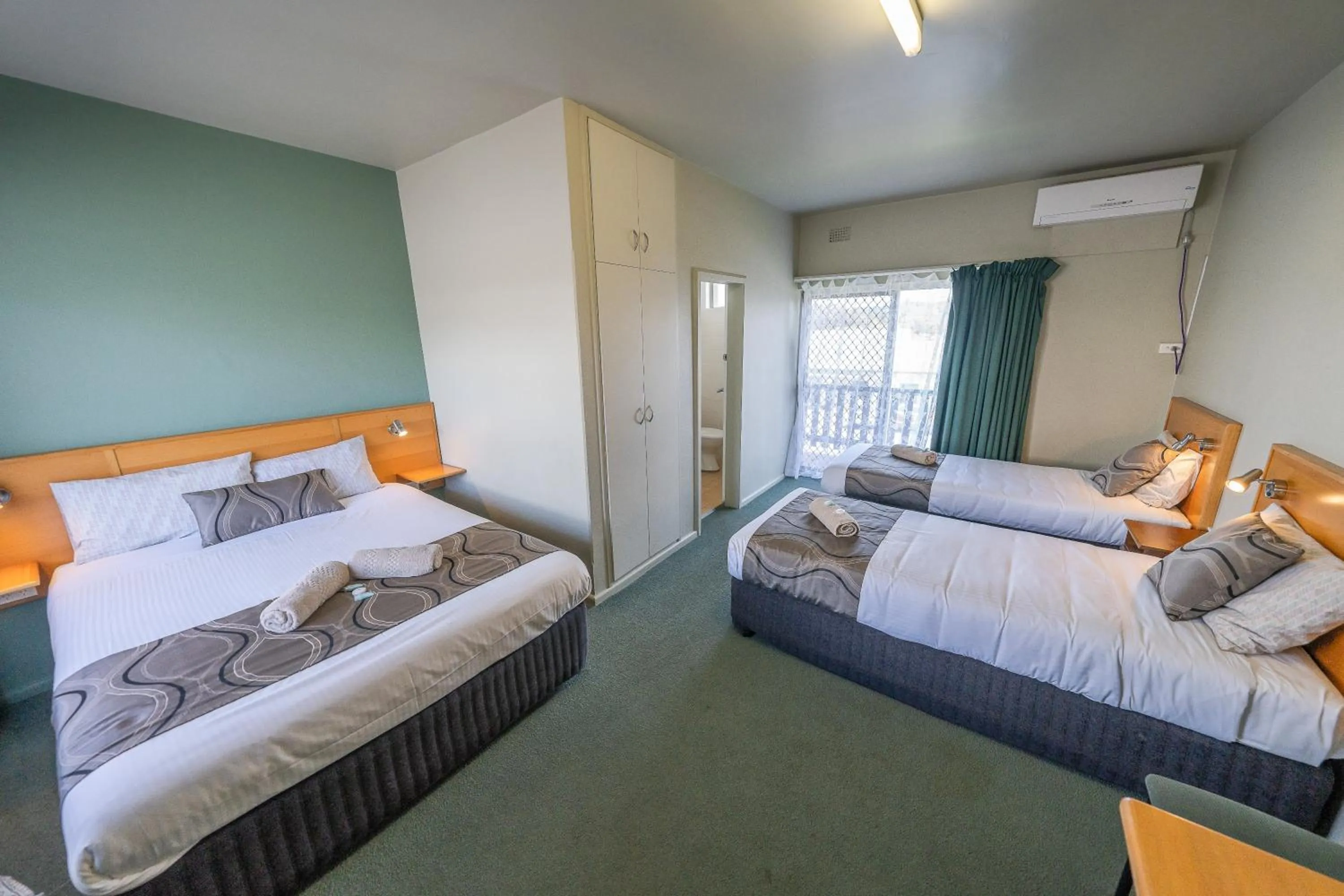 Photo of the whole room, Bed in Halfway Motel