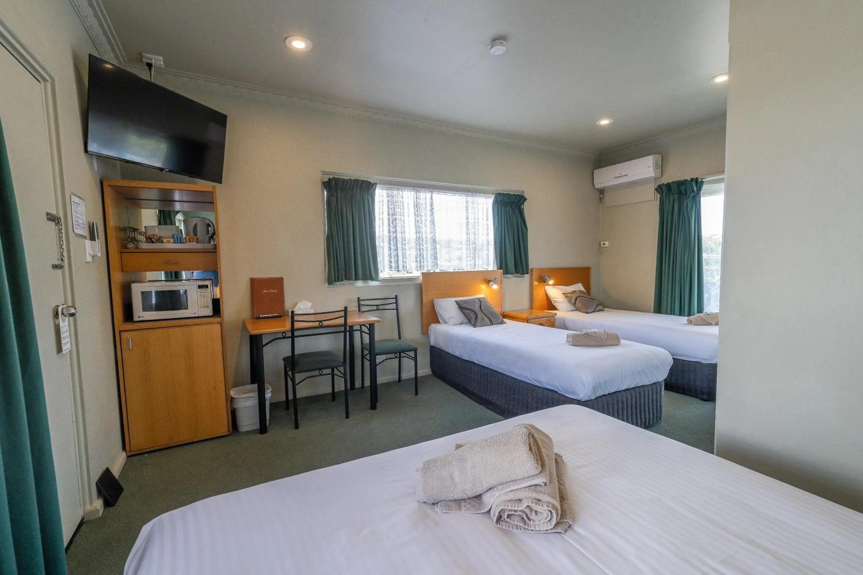 Photo of the whole room, Bed in Halfway Motel