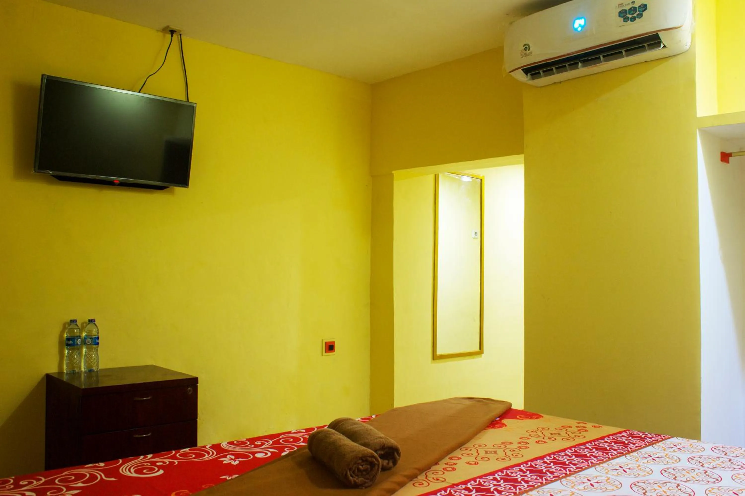 Photo of the whole room, Bed in New Priok Indah Syariah Hotel