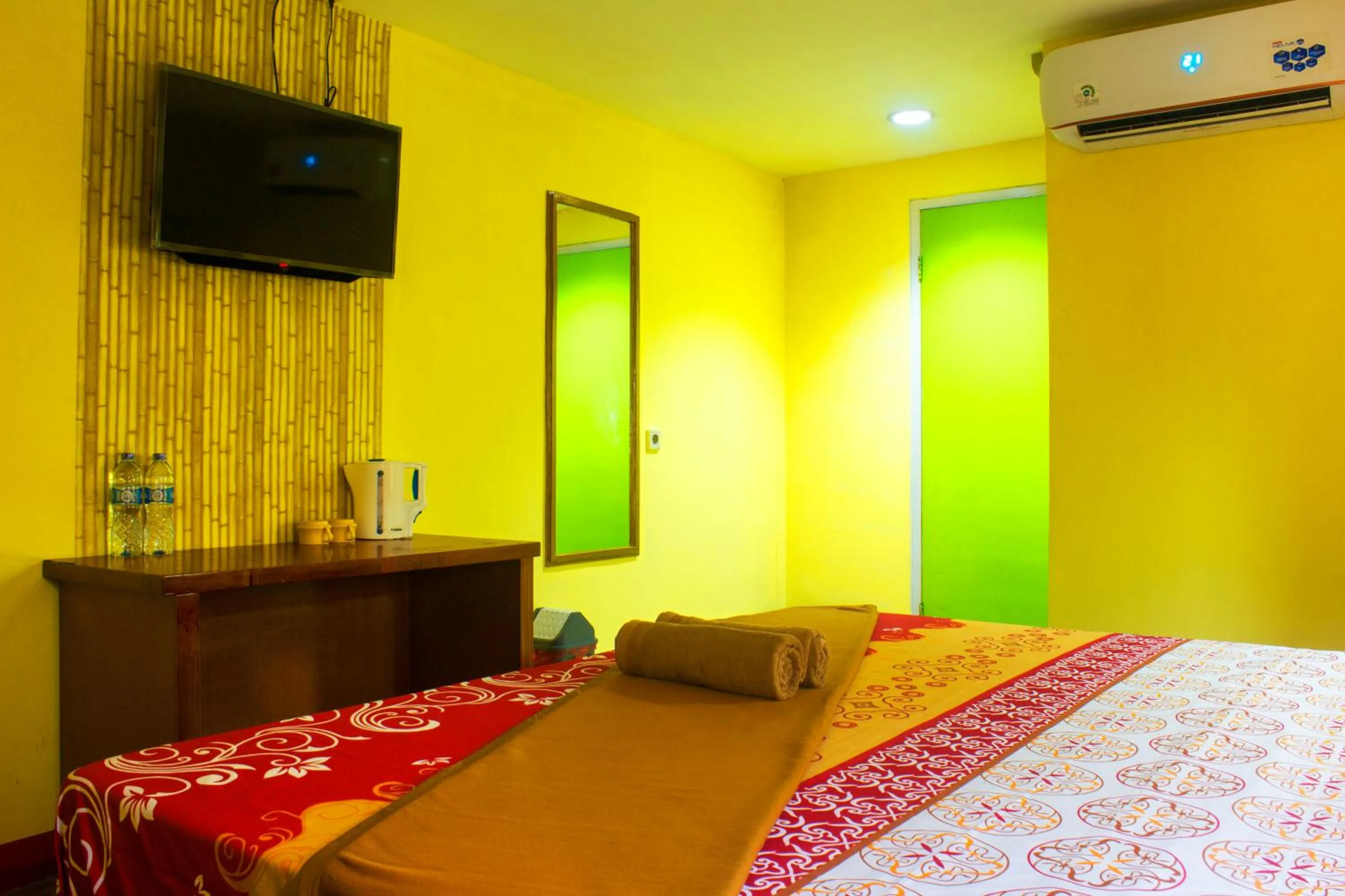 Photo of the whole room, Bed in New Priok Indah Syariah Hotel