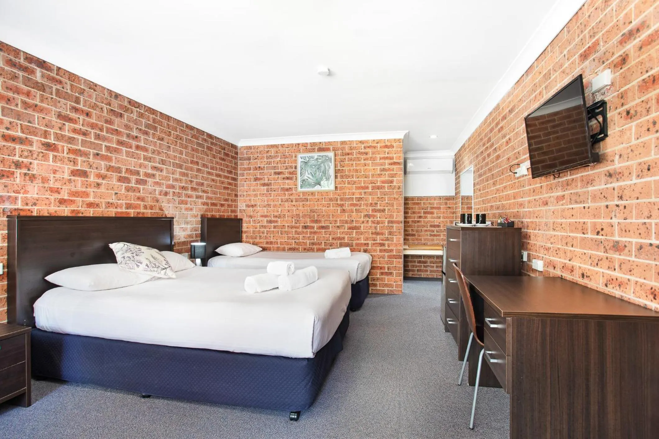 Photo of the whole room, Bed in Lake Macquarie Motor Inn