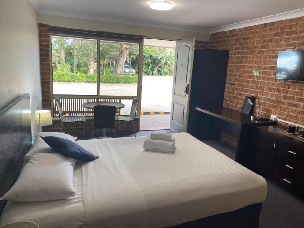 Photo of the whole room, Bed in Lake Macquarie Motor Inn