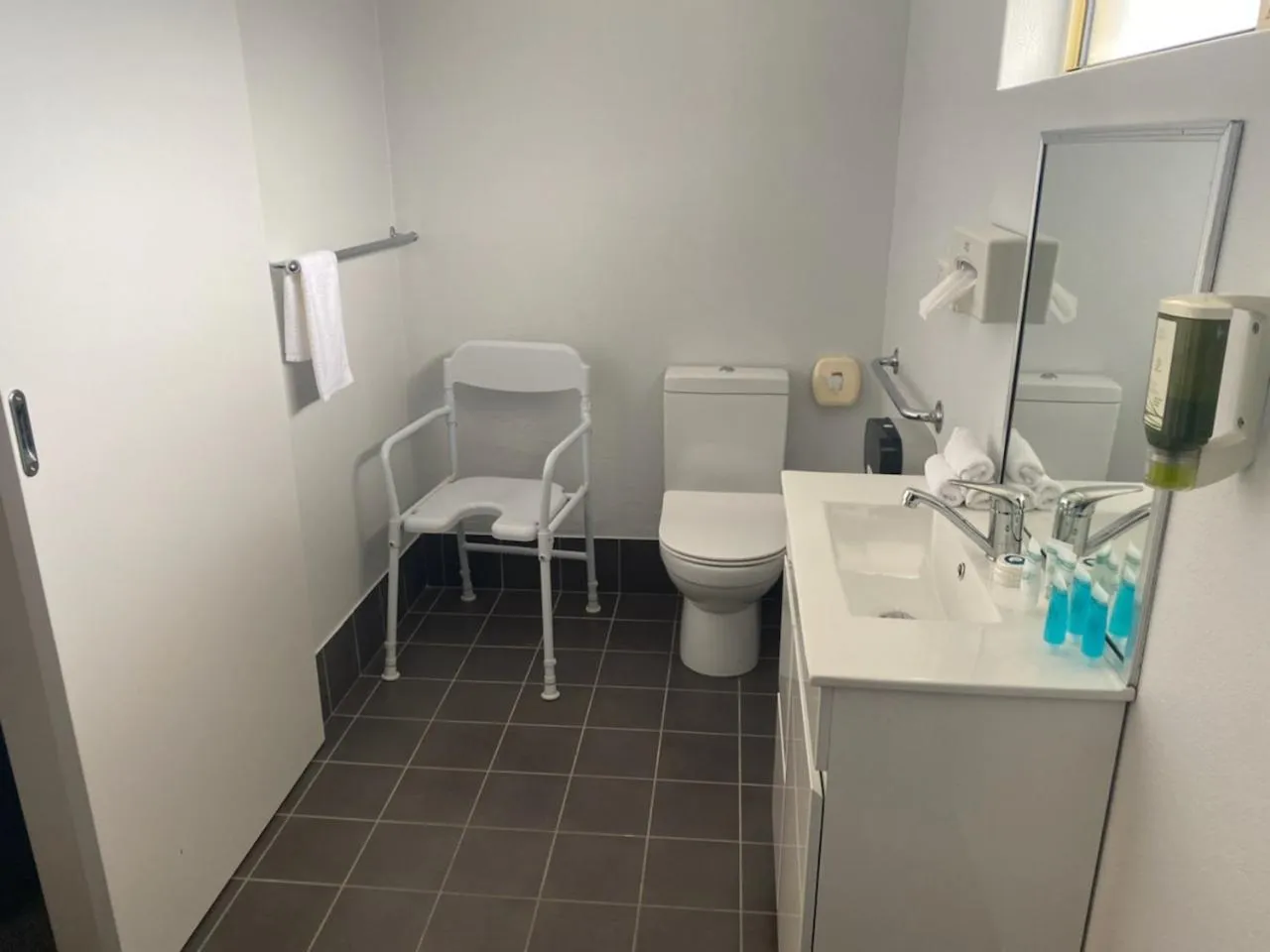 Bathroom in Lake Macquarie Motor Inn