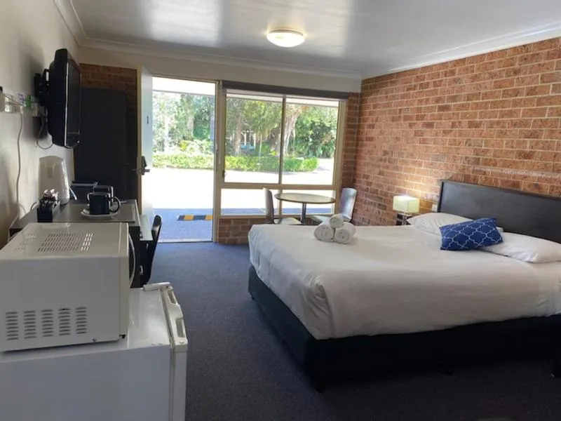 Photo of the whole room, Bed in Lake Macquarie Motor Inn