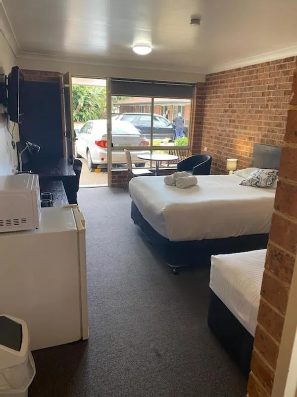 Photo of the whole room, Bed in Lake Macquarie Motor Inn