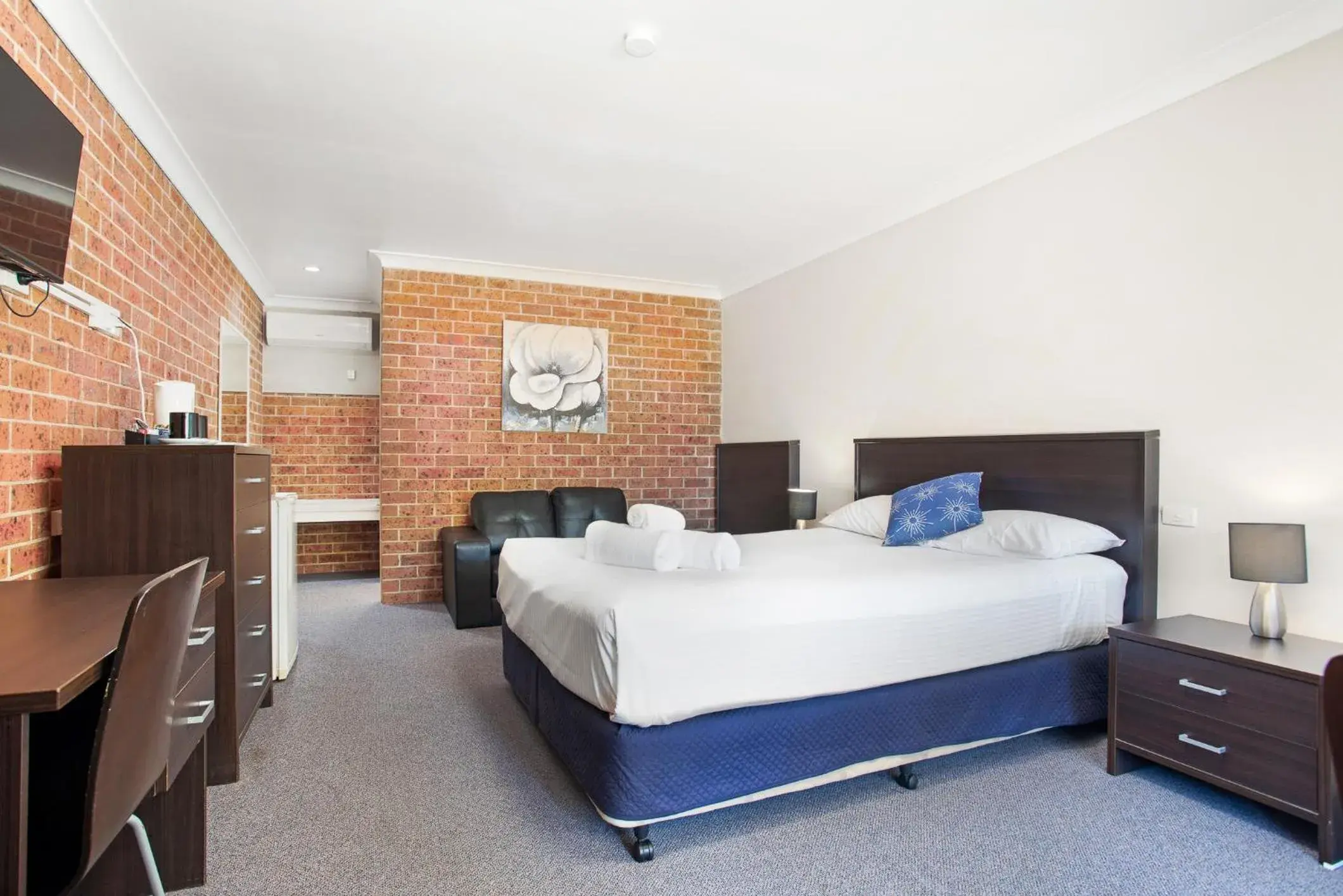 Deluxe Queen Room in Lake Macquarie Motor Inn Deluxe Queen Room in Lake Macquarie Motor Inn